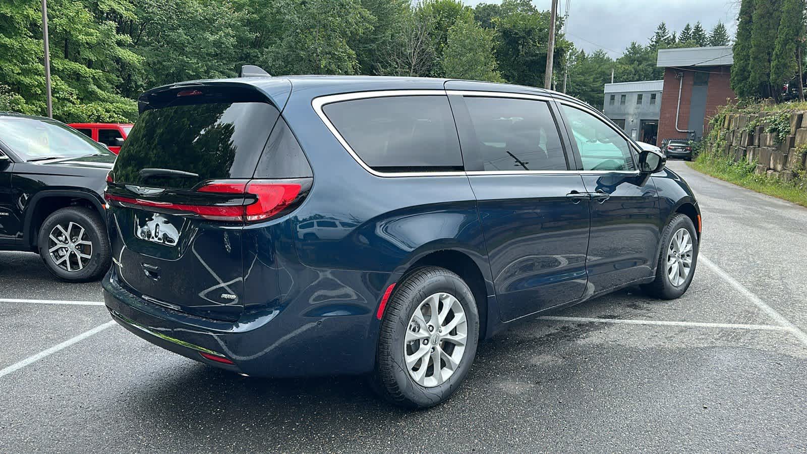 2024 Chrysler Pacifica Touring L 4