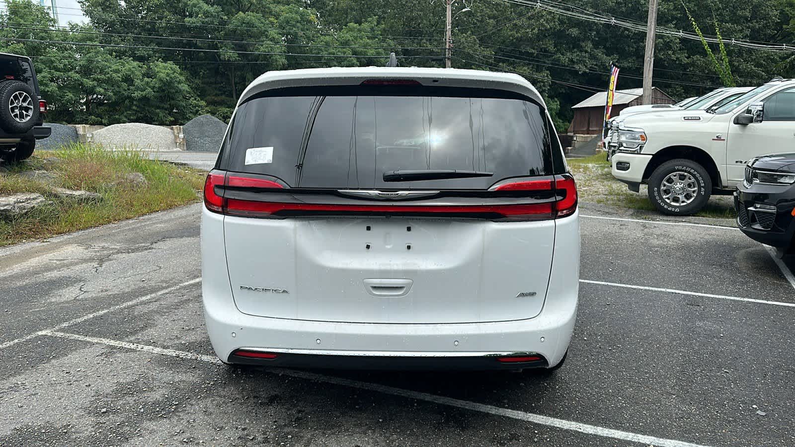 2024 Chrysler Pacifica Touring L 3