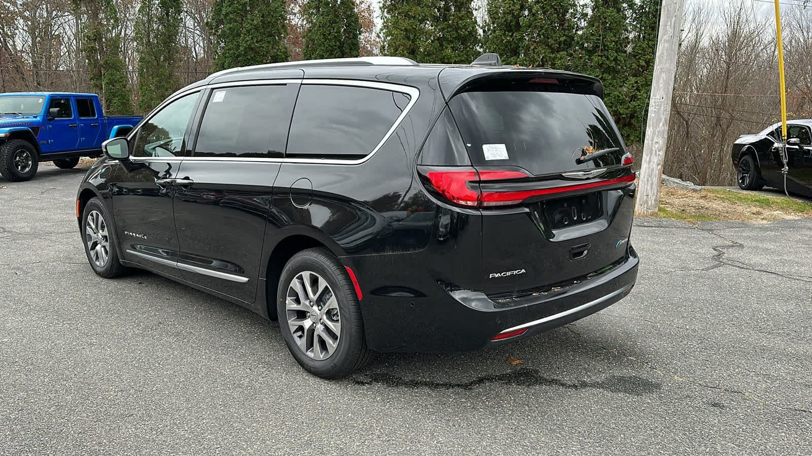 2023 Chrysler Pacifica Hybrid Pinnacle 2