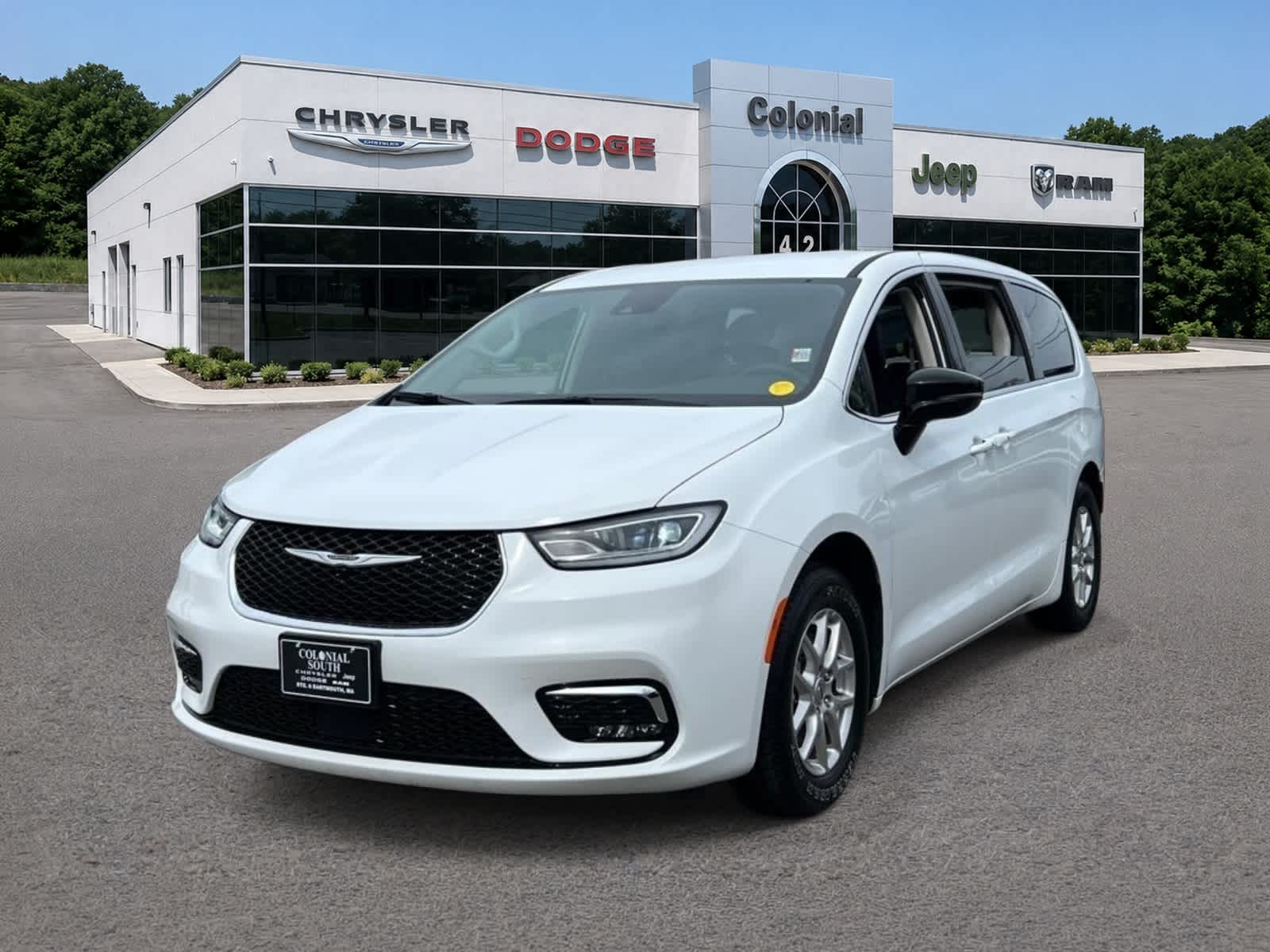 Bright White Clearcoat 2024 Chrysler Pacifica Minivan Front-Wheel Drive 9-Speed Automatic