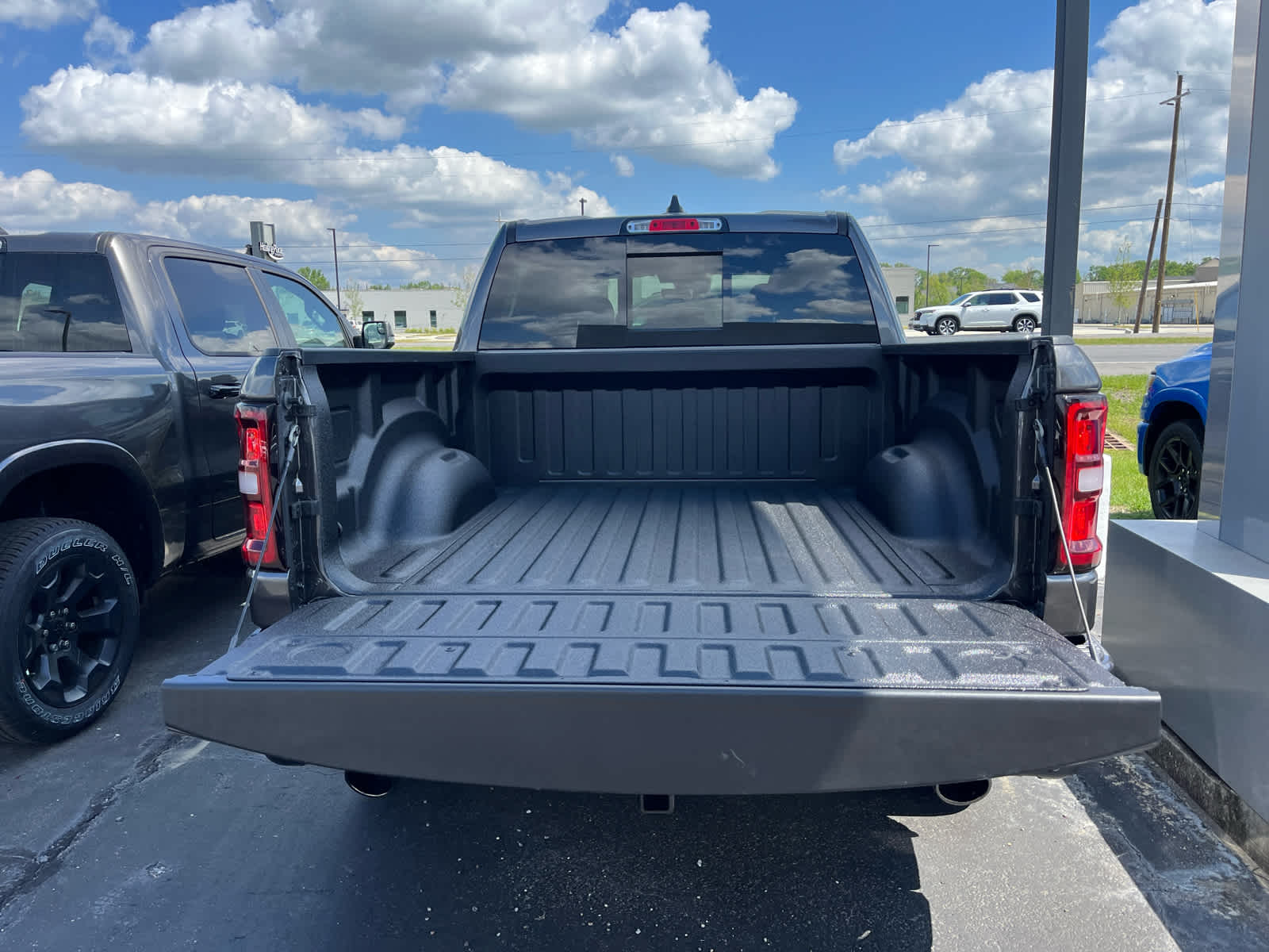 View vehicle photo 7