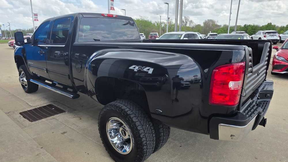 View vehicle photo 3