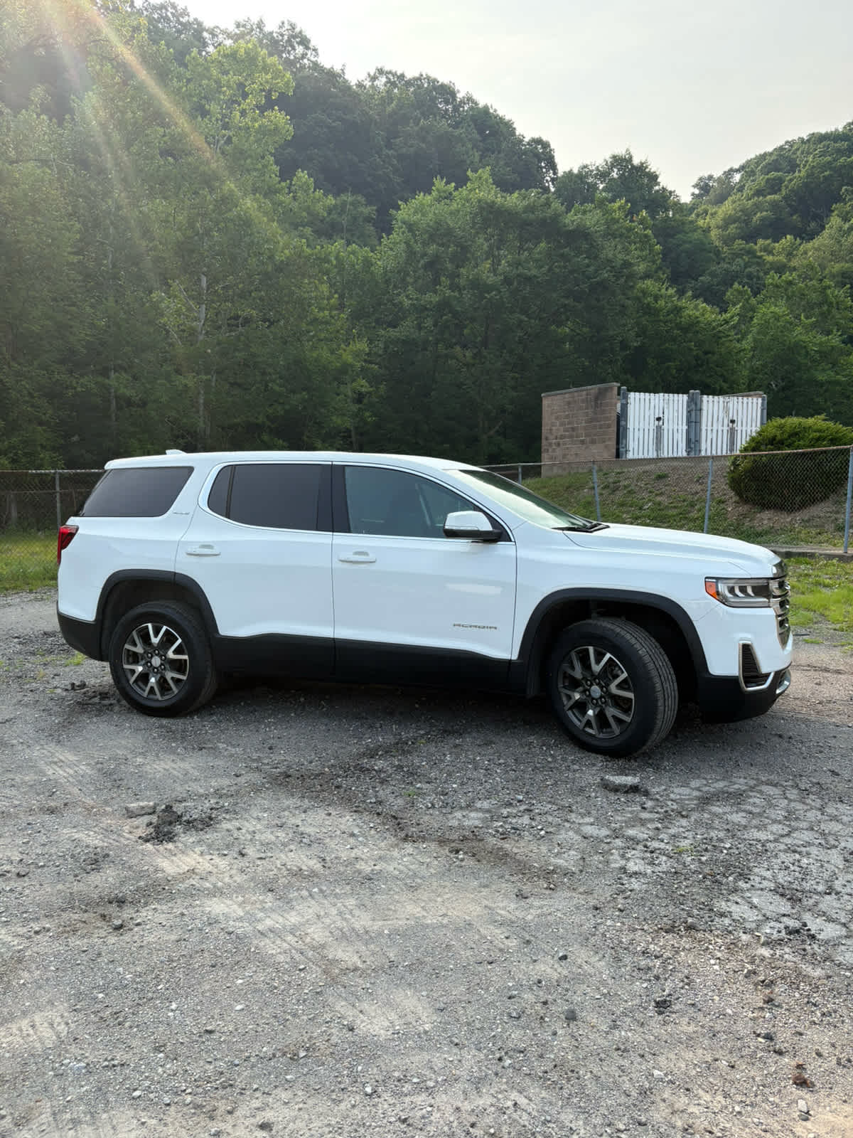 2023 GMC Acadia SLE Summit White at Bud's Auto Sales