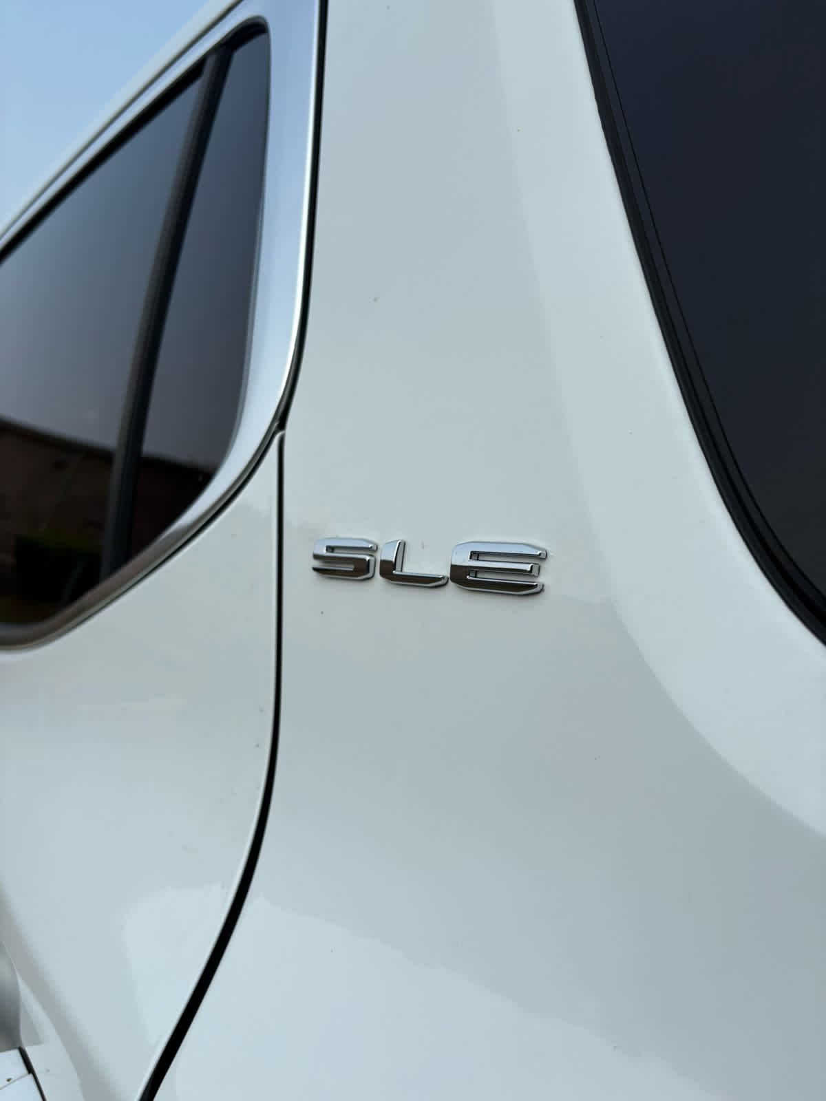 2023 GMC Acadia SLE Summit White at Bud's Auto Sales