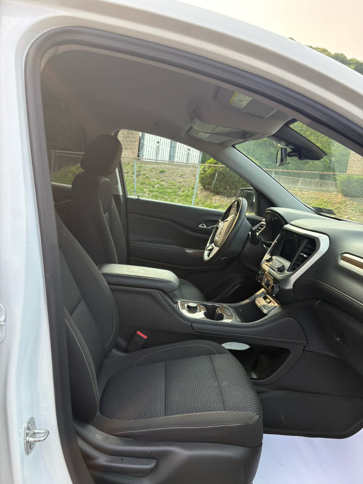 2023 GMC Acadia SLE Summit White at Bud's Auto Sales