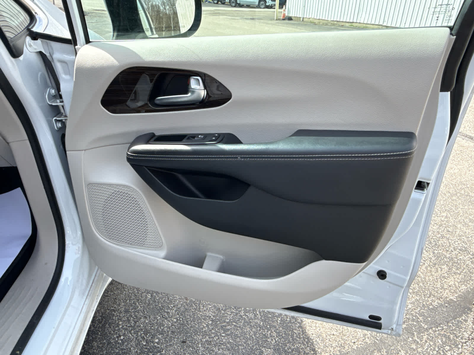 2024 Chrysler Pacifica Limited Bright White Clearcoat at Humes CDJR