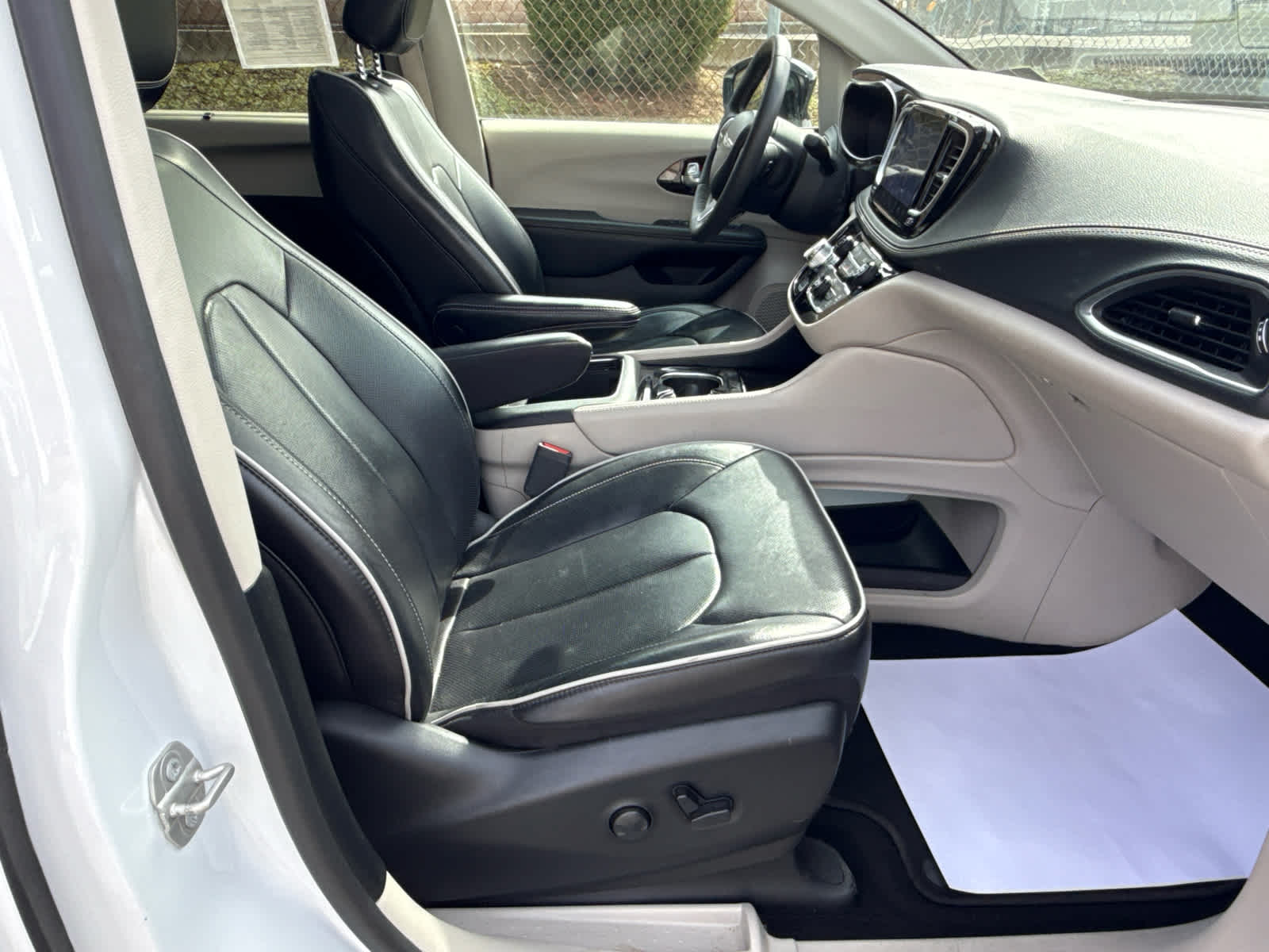 2024 Chrysler Pacifica Limited Bright White Clearcoat at Humes CDJR