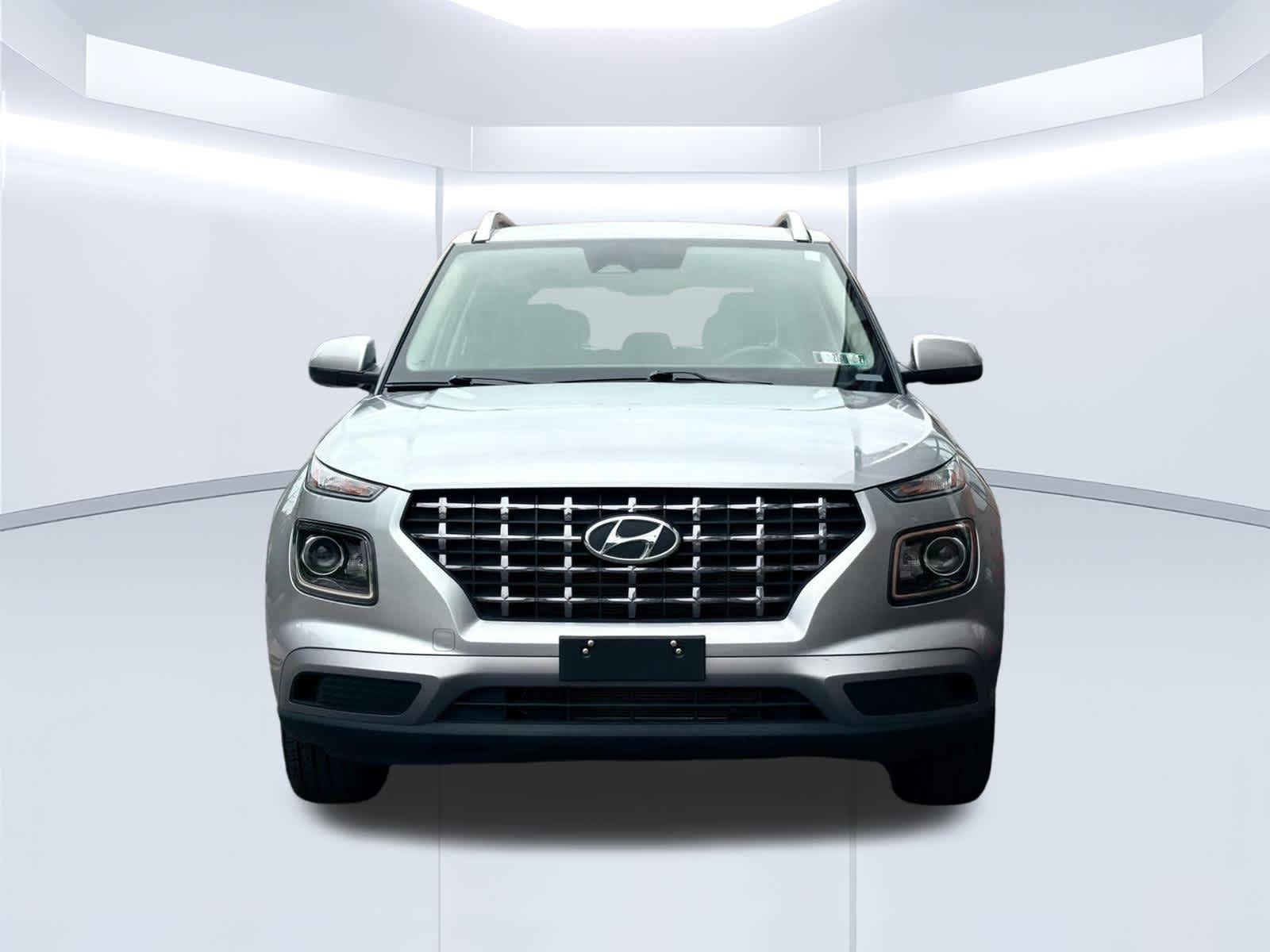 2025 Hyundai Venue photo 2 of 18