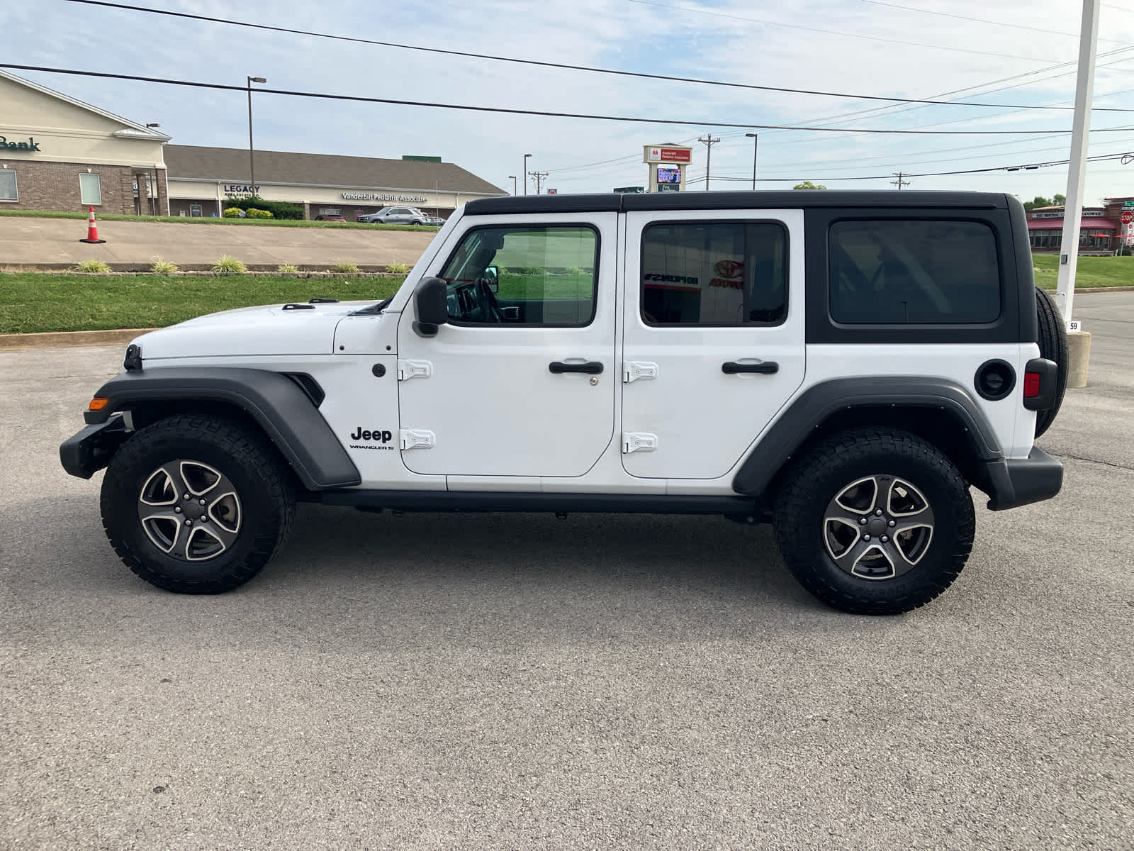 2023 Jeep Wrangler photo 4 of 40