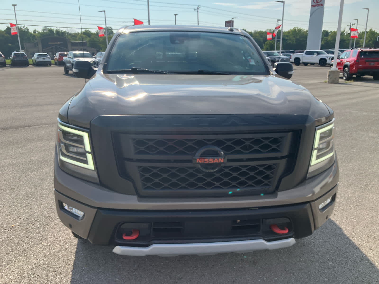 2021 Nissan Titan photo 2 of 44
