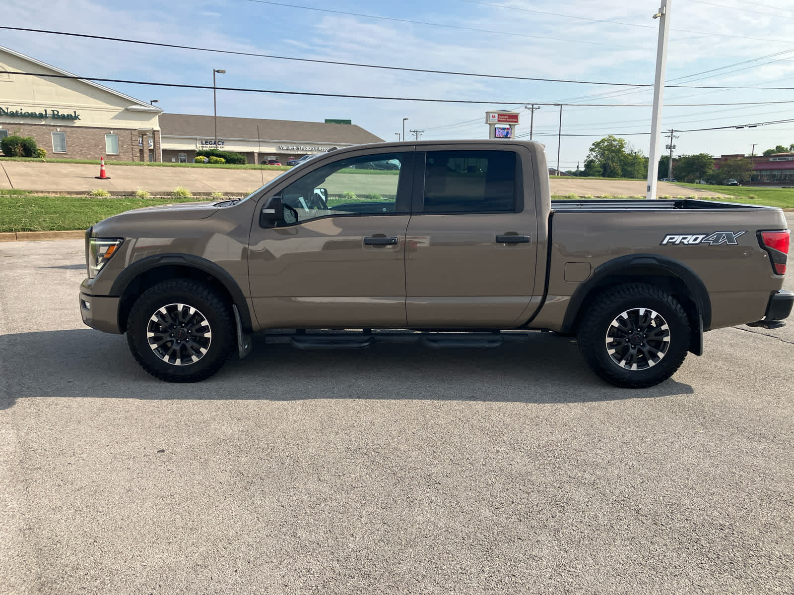 2021 Nissan Titan photo 4 of 44