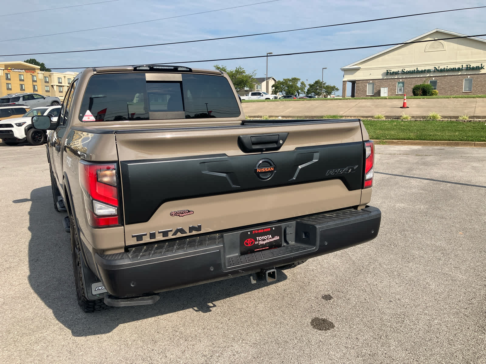 2021 Nissan Titan photo 6 of 44