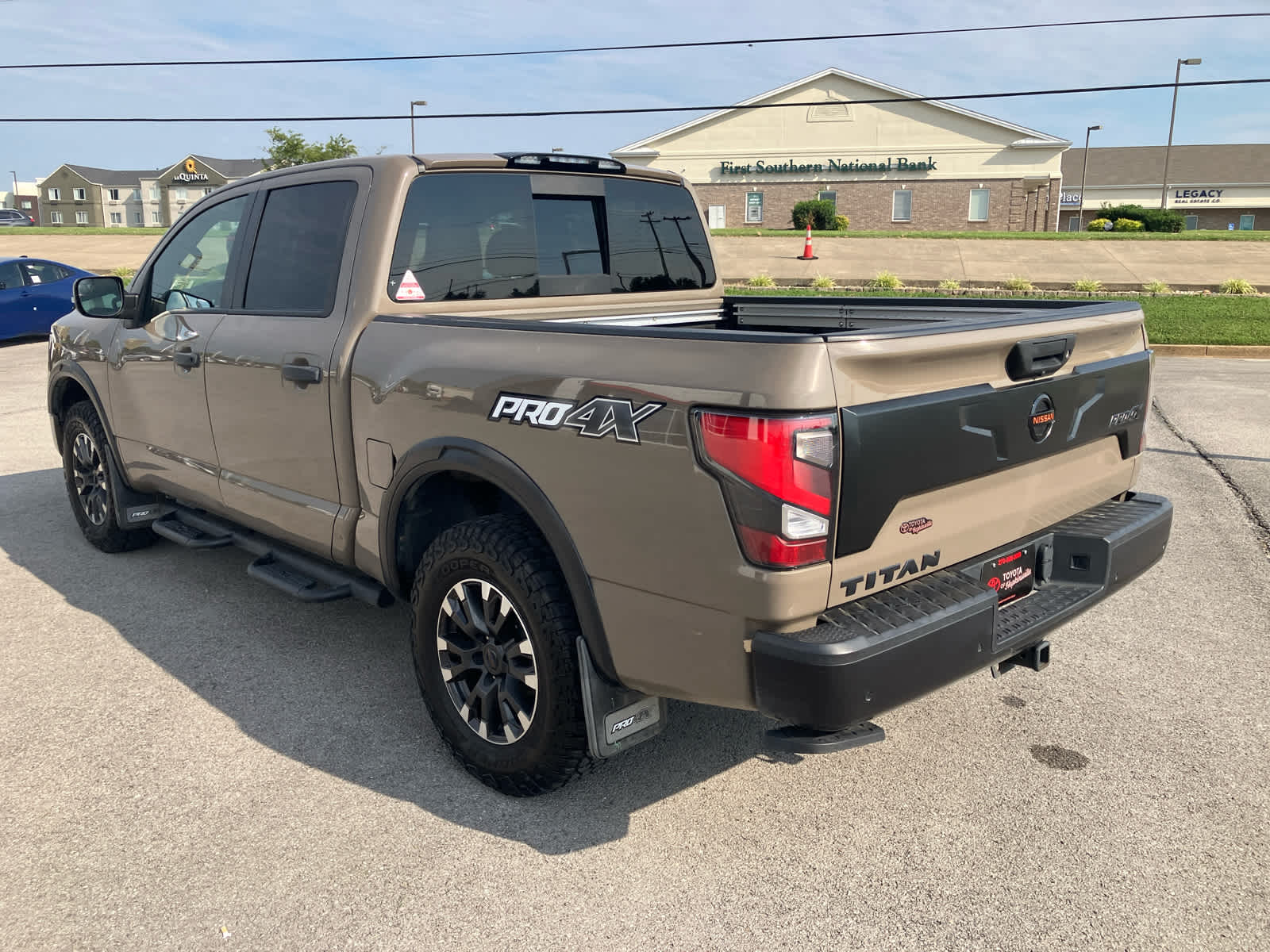 2021 Nissan Titan photo 5 of 44