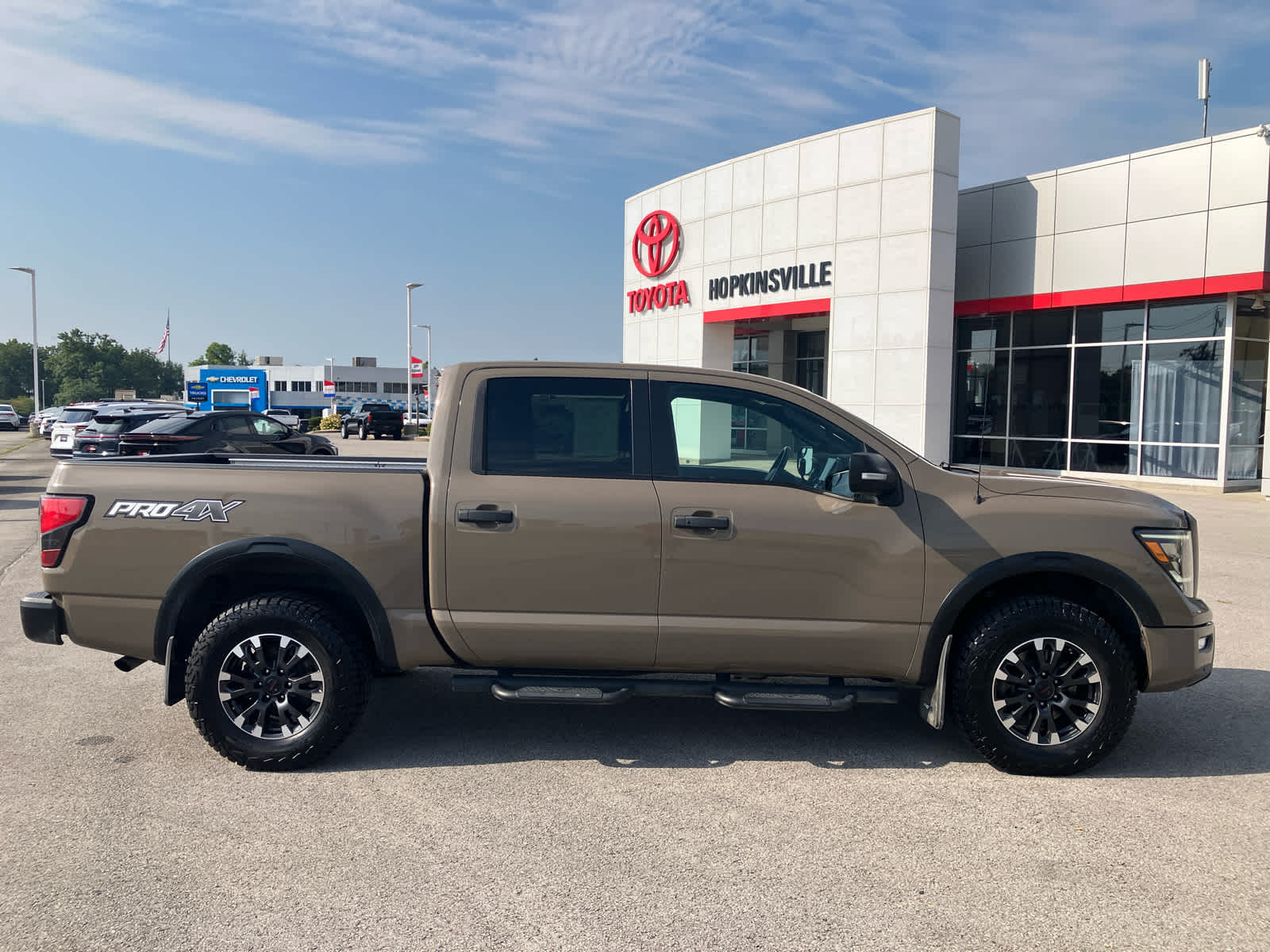 2021 Nissan Titan photo 8 of 44