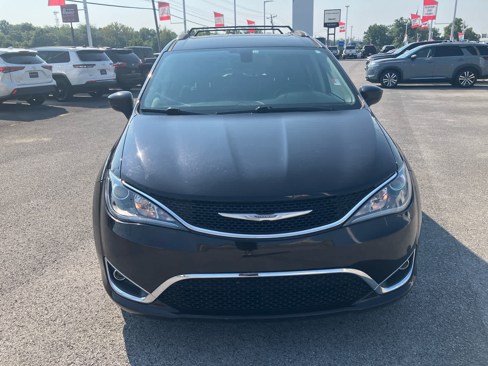 2017 Chrysler Pacifica photo 2 of 36