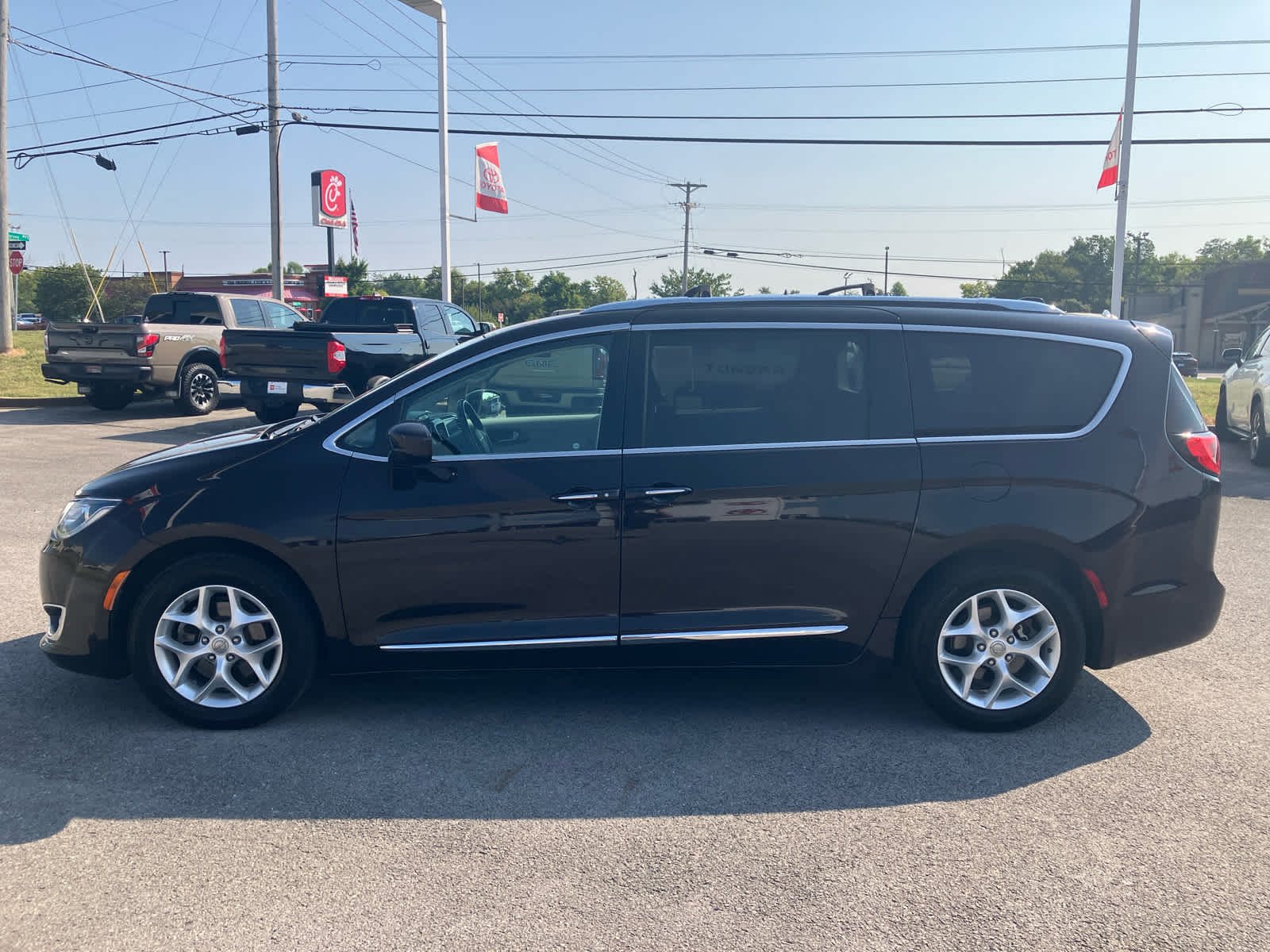 2017 Chrysler Pacifica photo 4 of 36