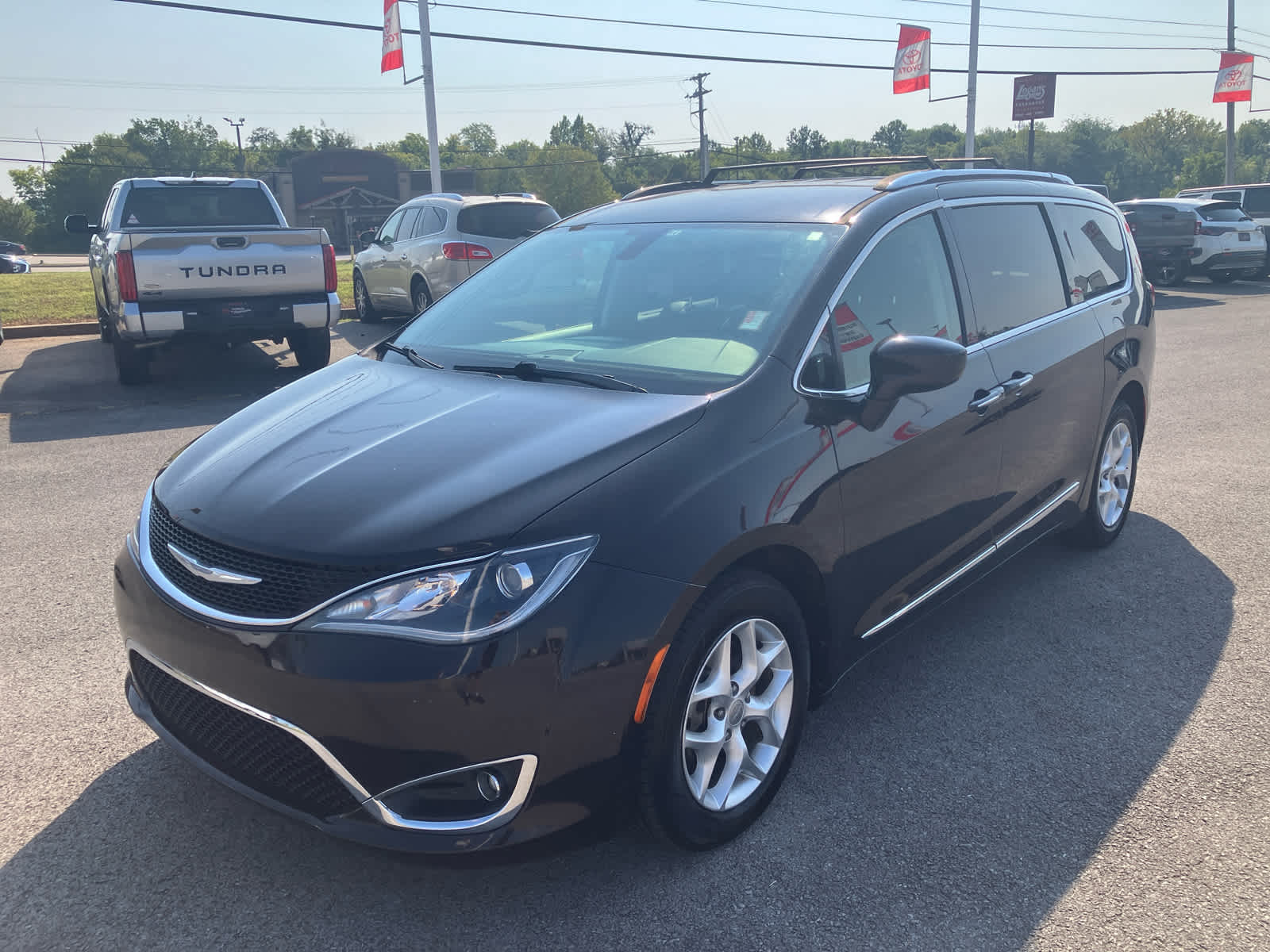 2017 Chrysler Pacifica photo 3 of 36