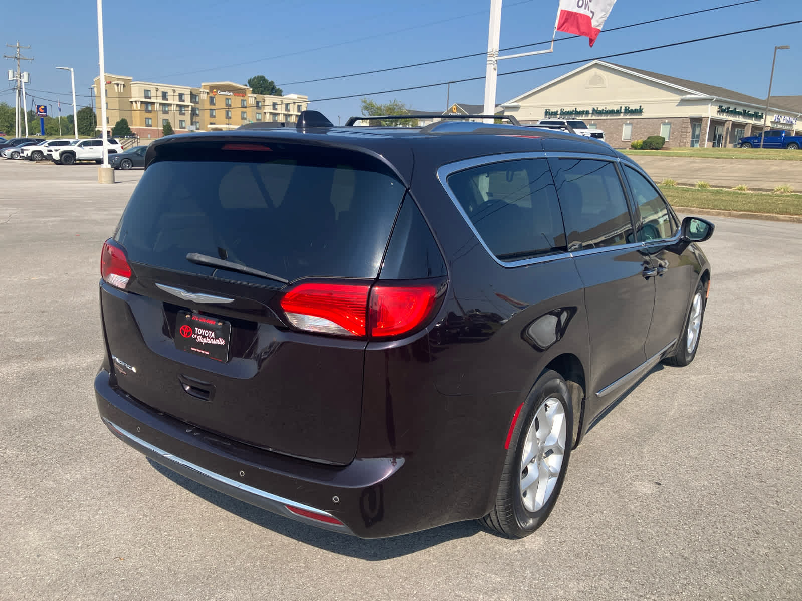 2017 Chrysler Pacifica photo 7 of 36