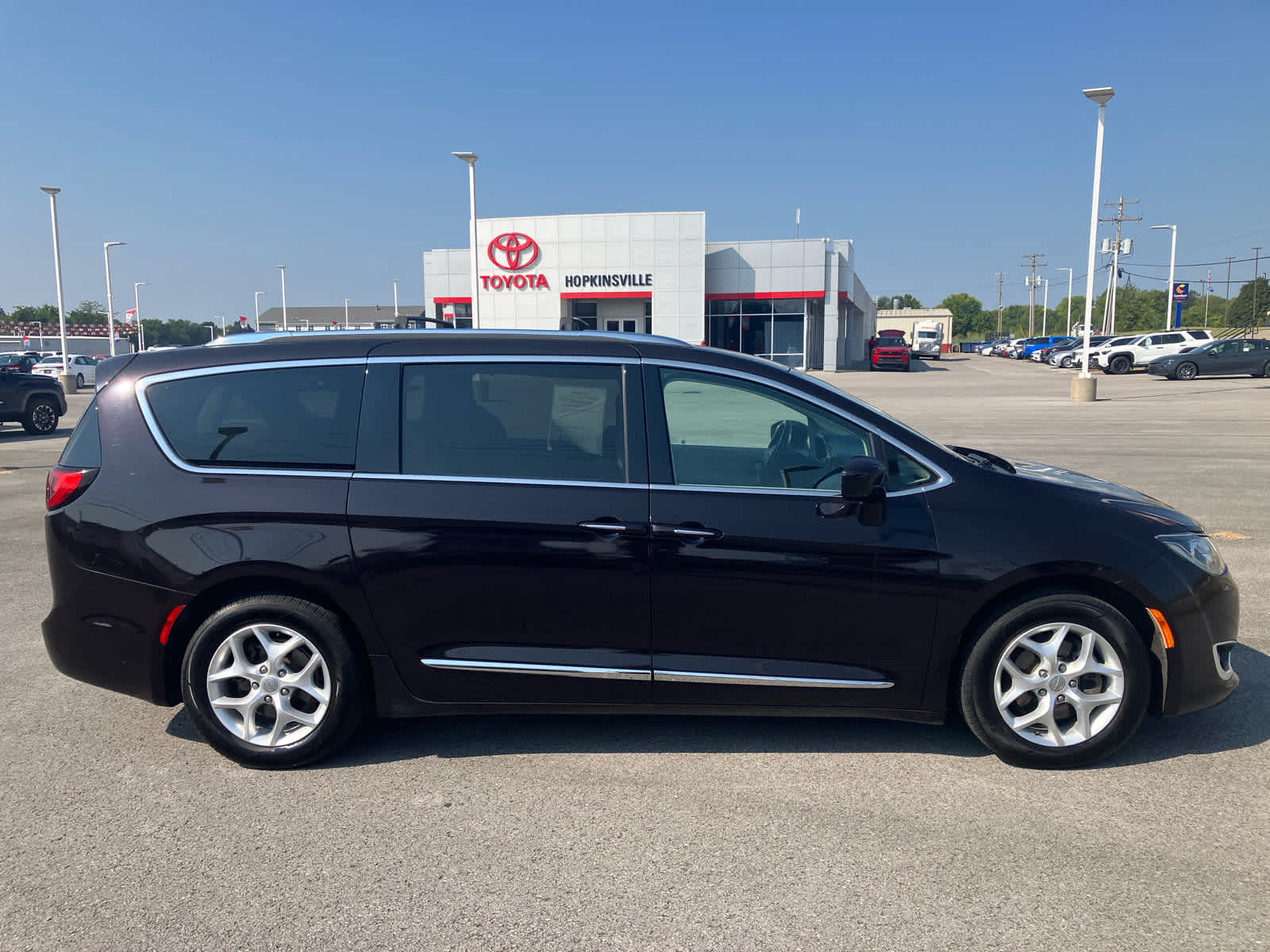 2017 Chrysler Pacifica photo 8 of 36