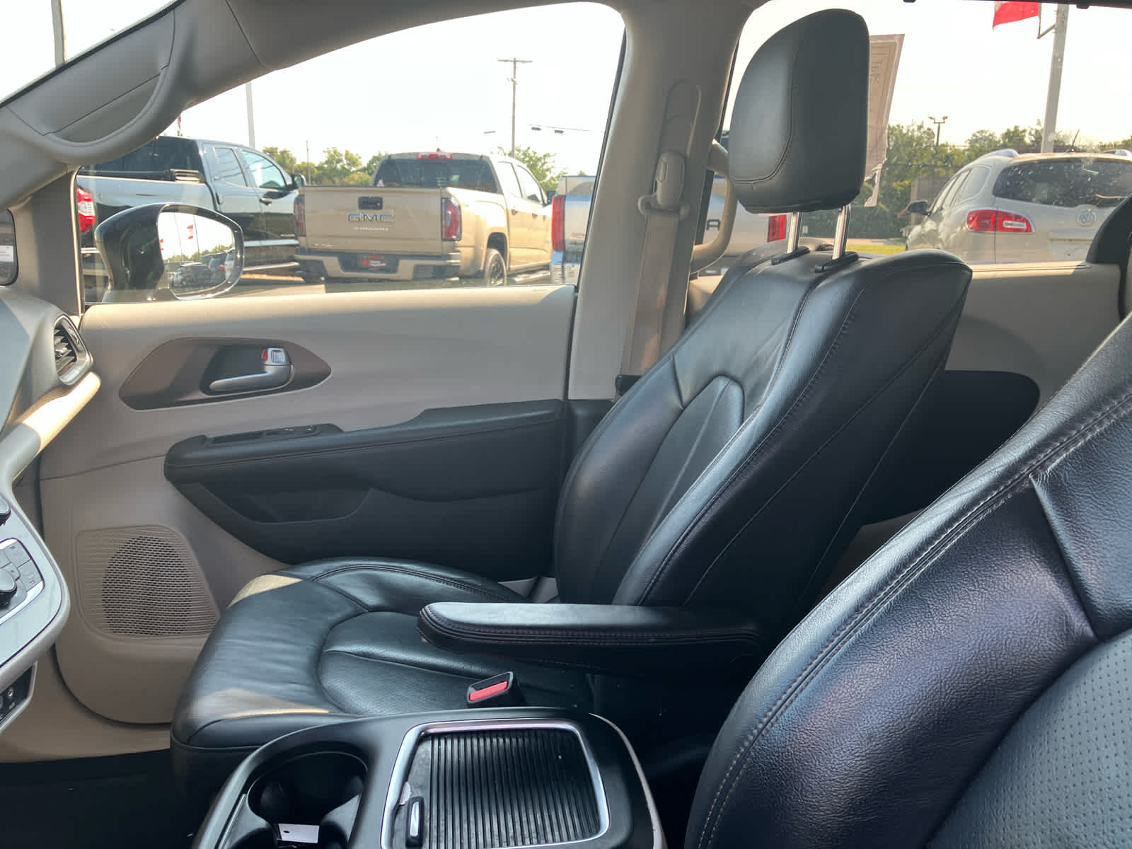 2017 Chrysler Pacifica photo 10 of 36