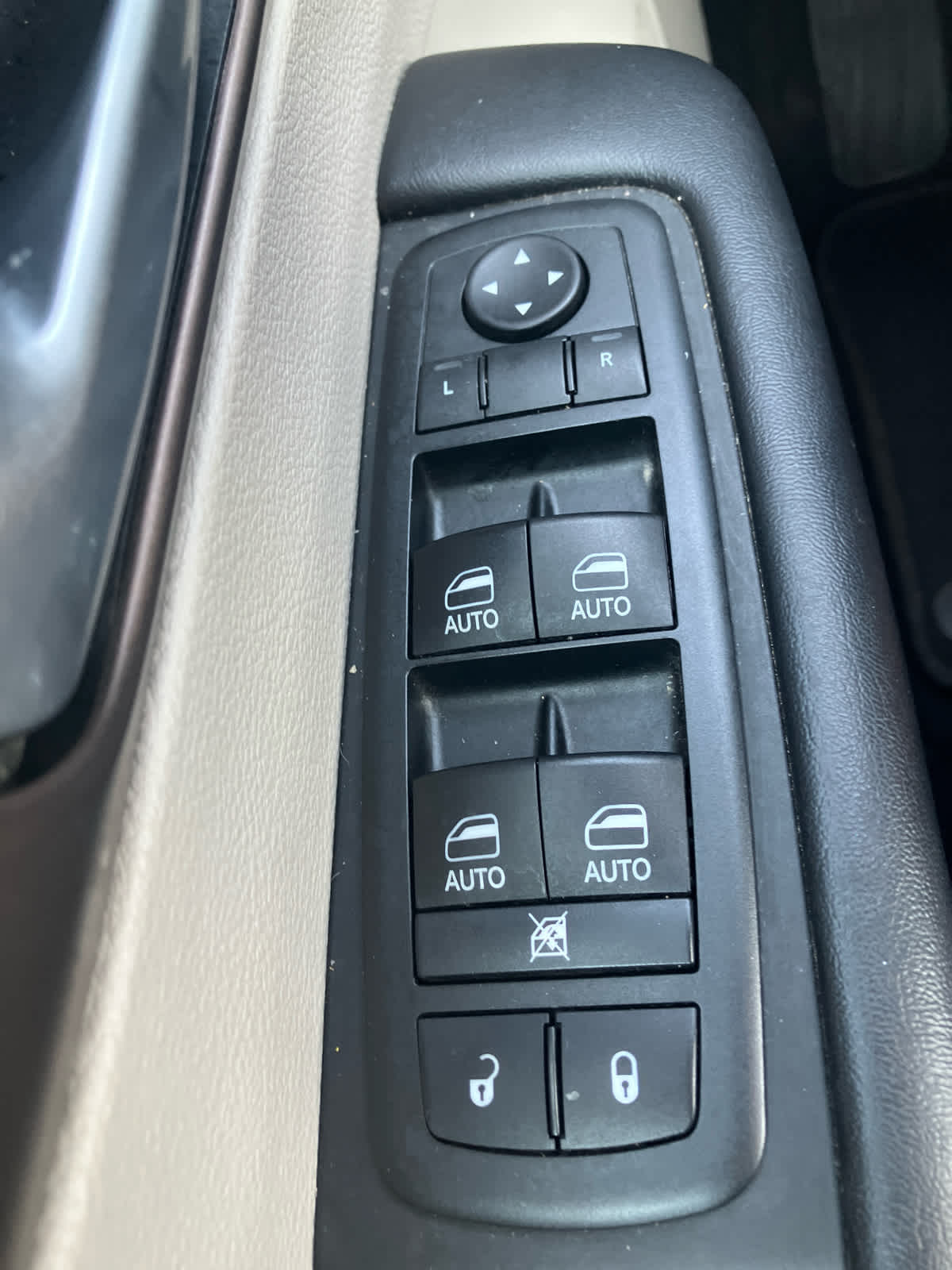 2017 Chrysler Pacifica photo 12 of 36
