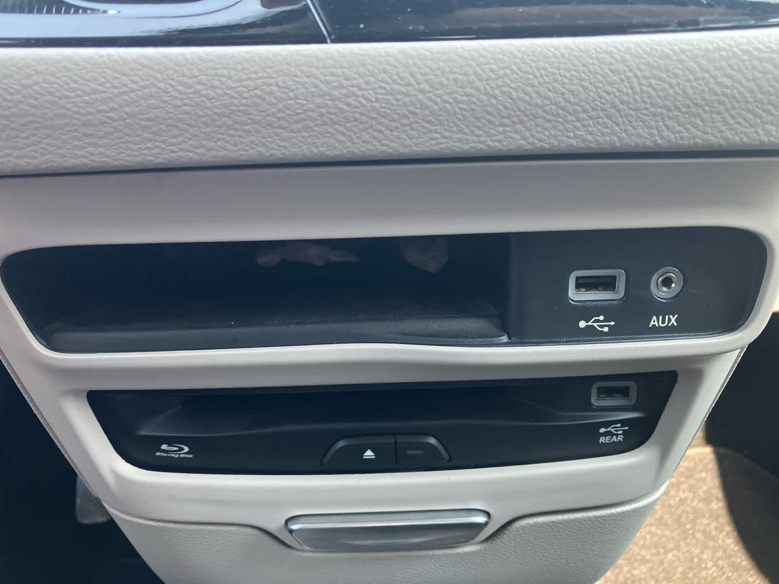 2017 Chrysler Pacifica photo 28 of 36