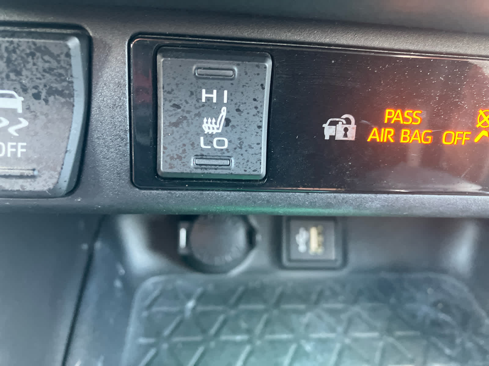 2024 Toyota RAV4 photo 29 of 39