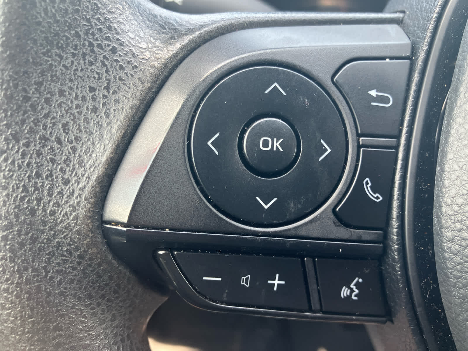 2023 Toyota RAV4 photo 18 of 36