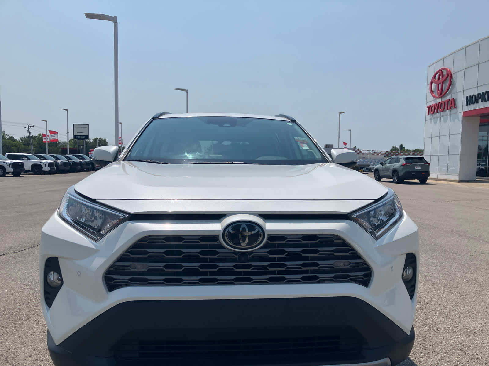 2020 Toyota RAV4 photo 4 of 41