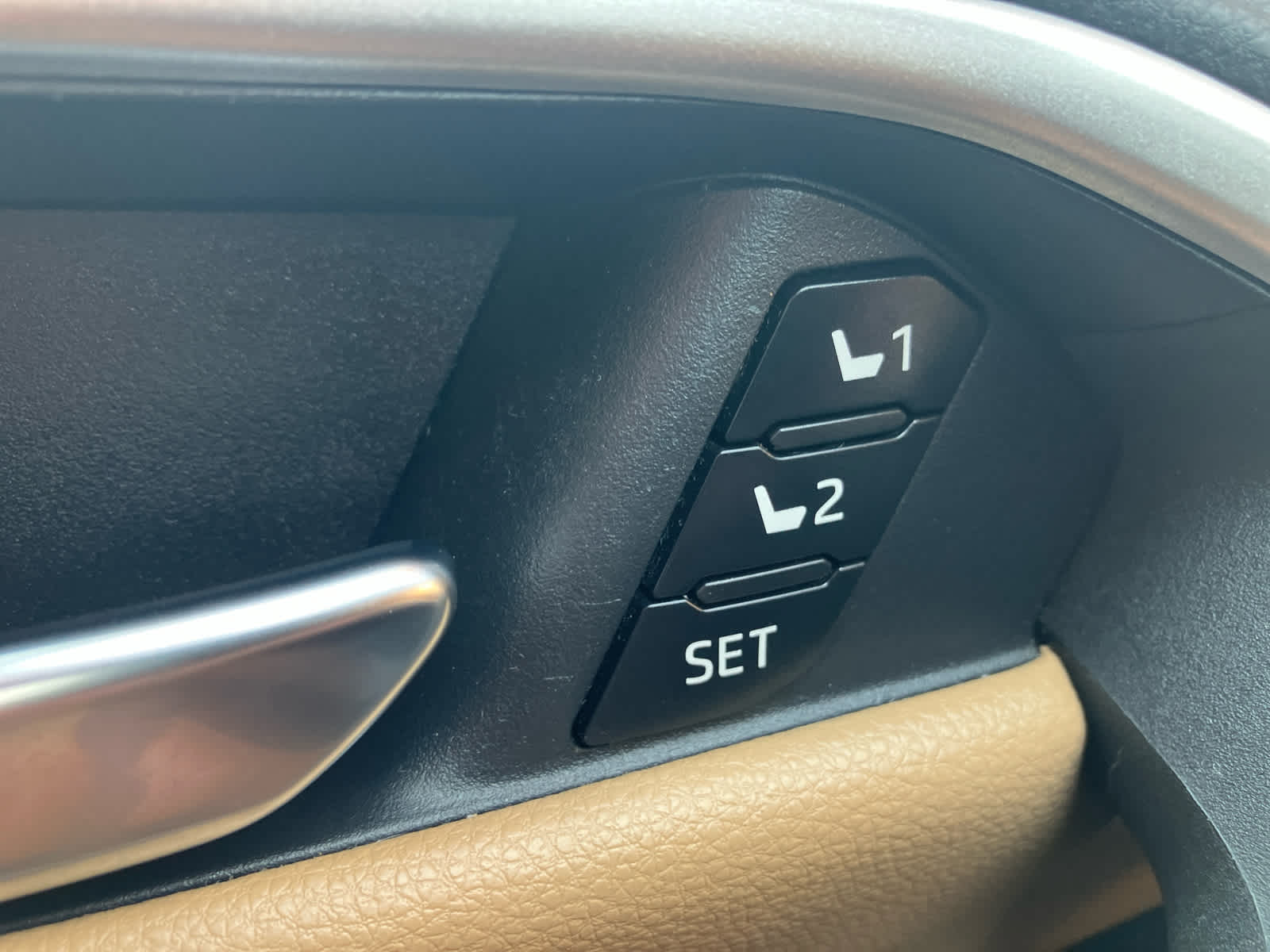 2020 Toyota RAV4 photo 13 of 41
