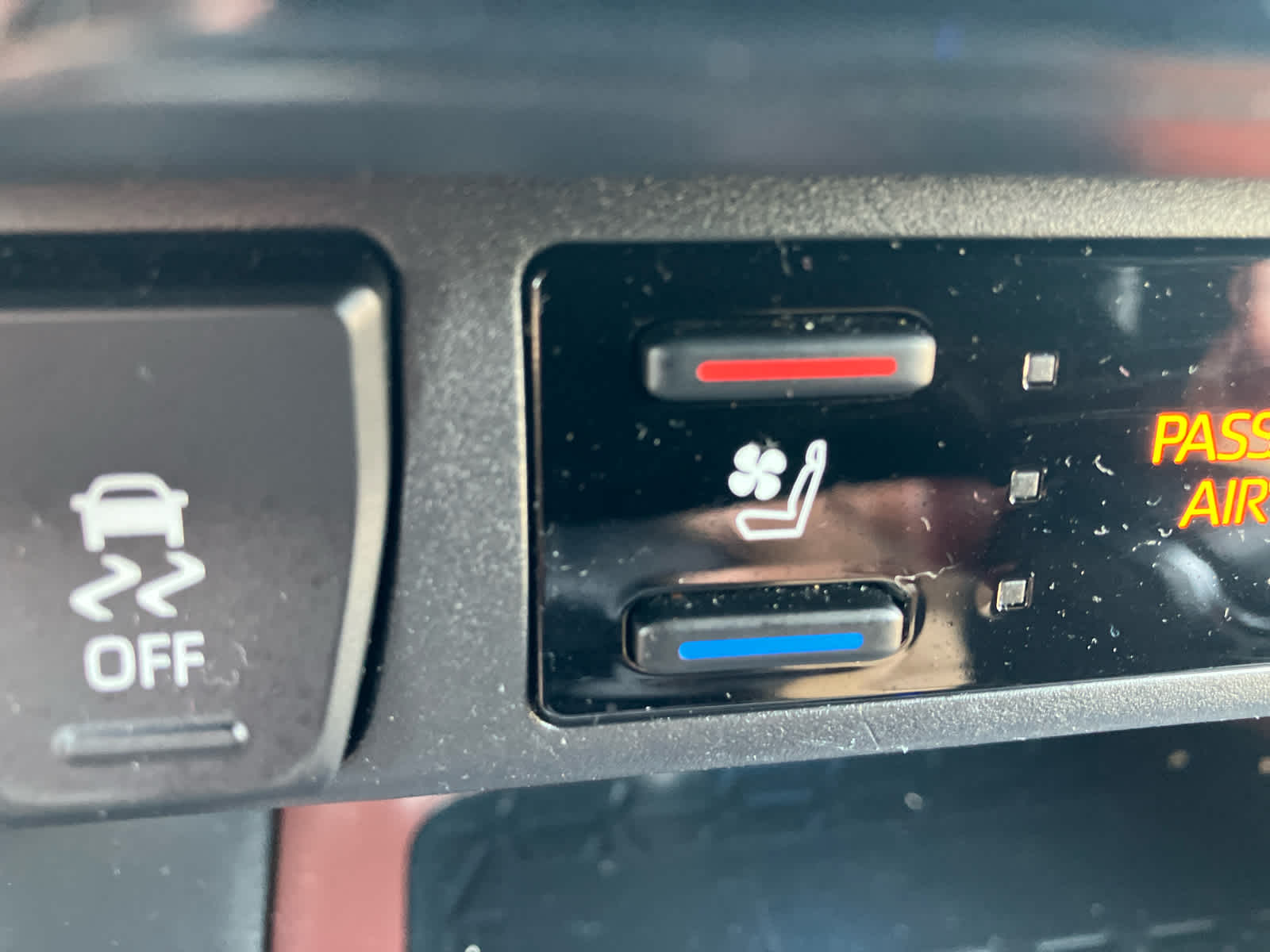 2020 Toyota RAV4 photo 30 of 41