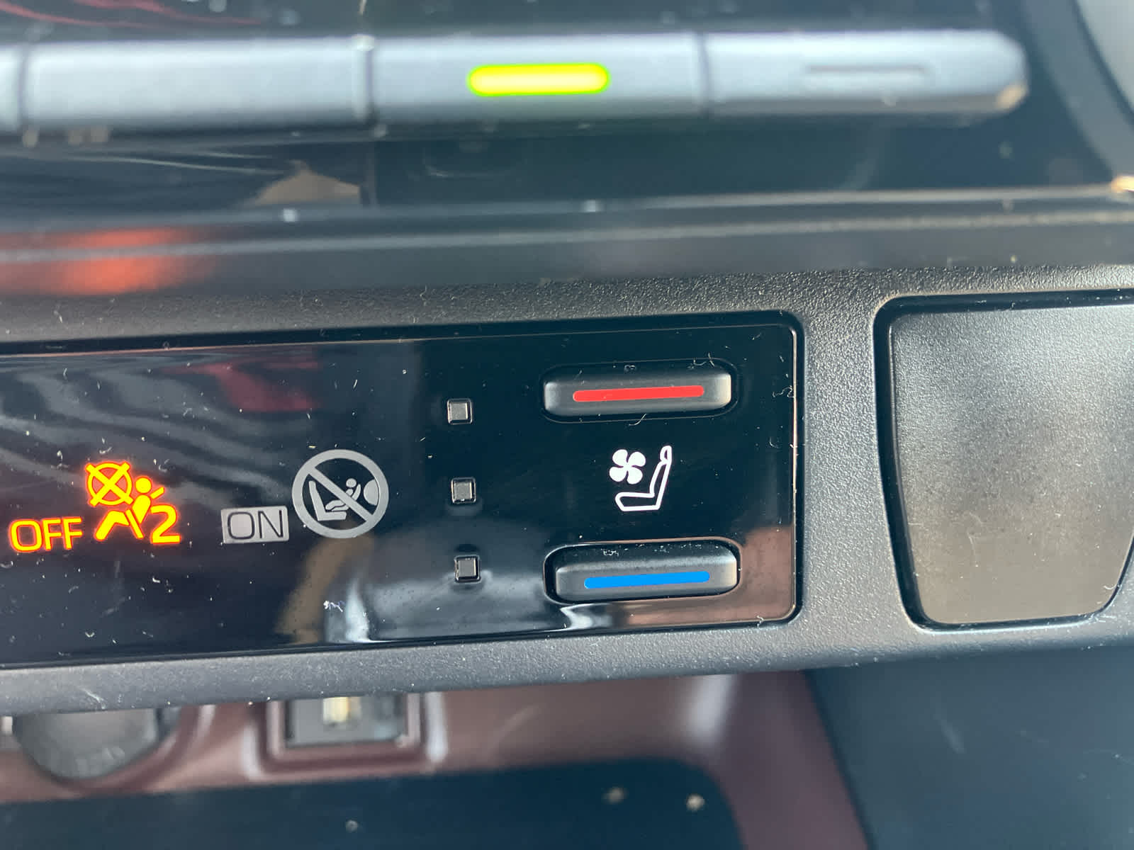 2020 Toyota RAV4 photo 31 of 41