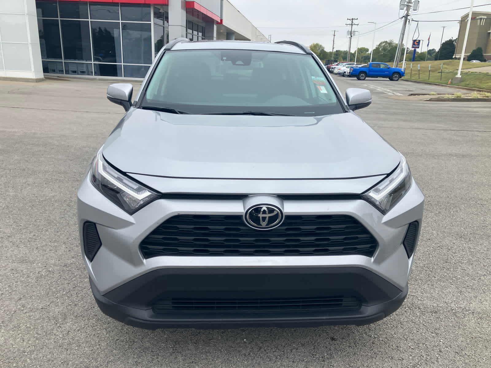 2025 Toyota RAV4 photo 4 of 36