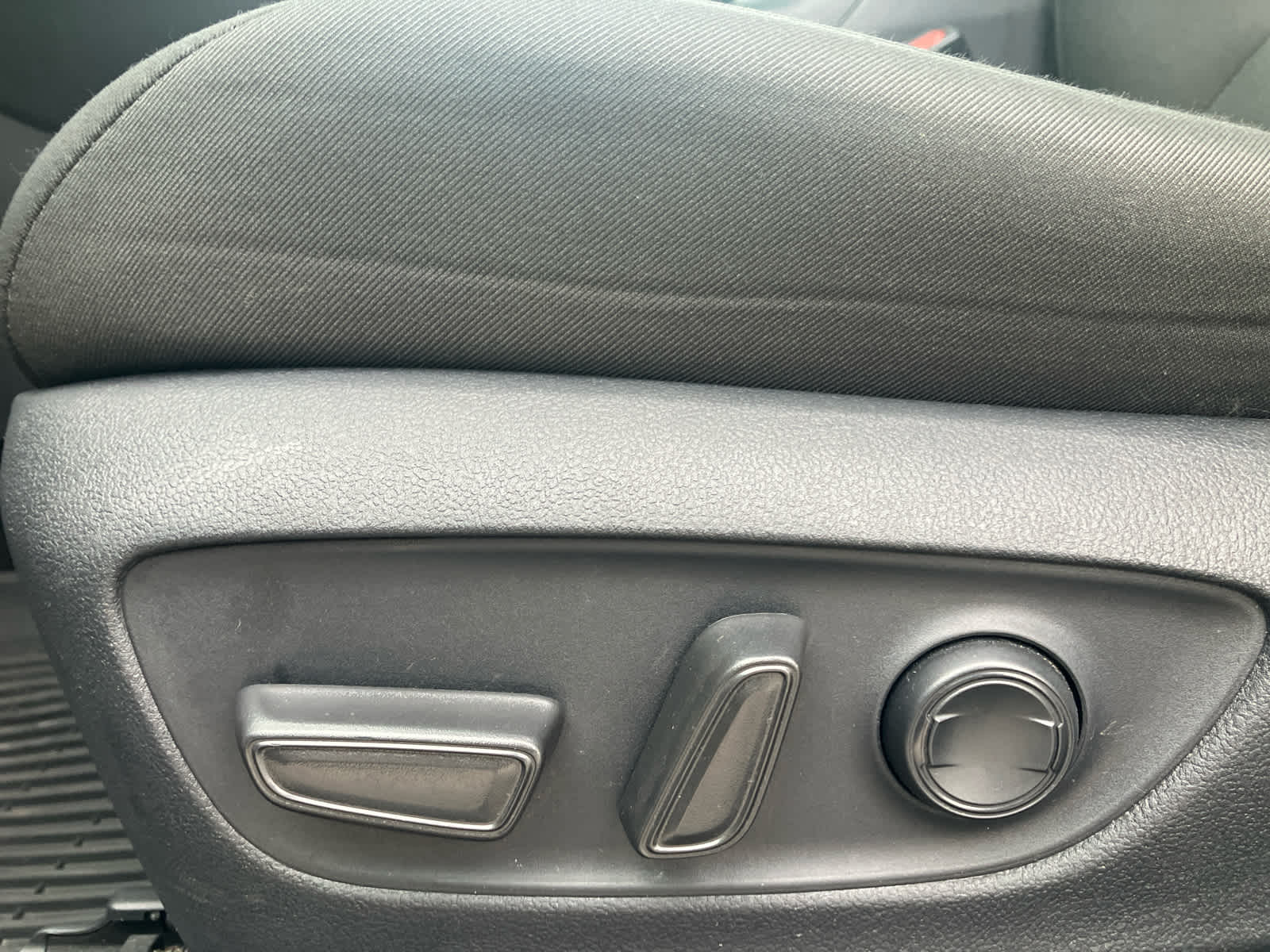 2025 Toyota RAV4 photo 13 of 36