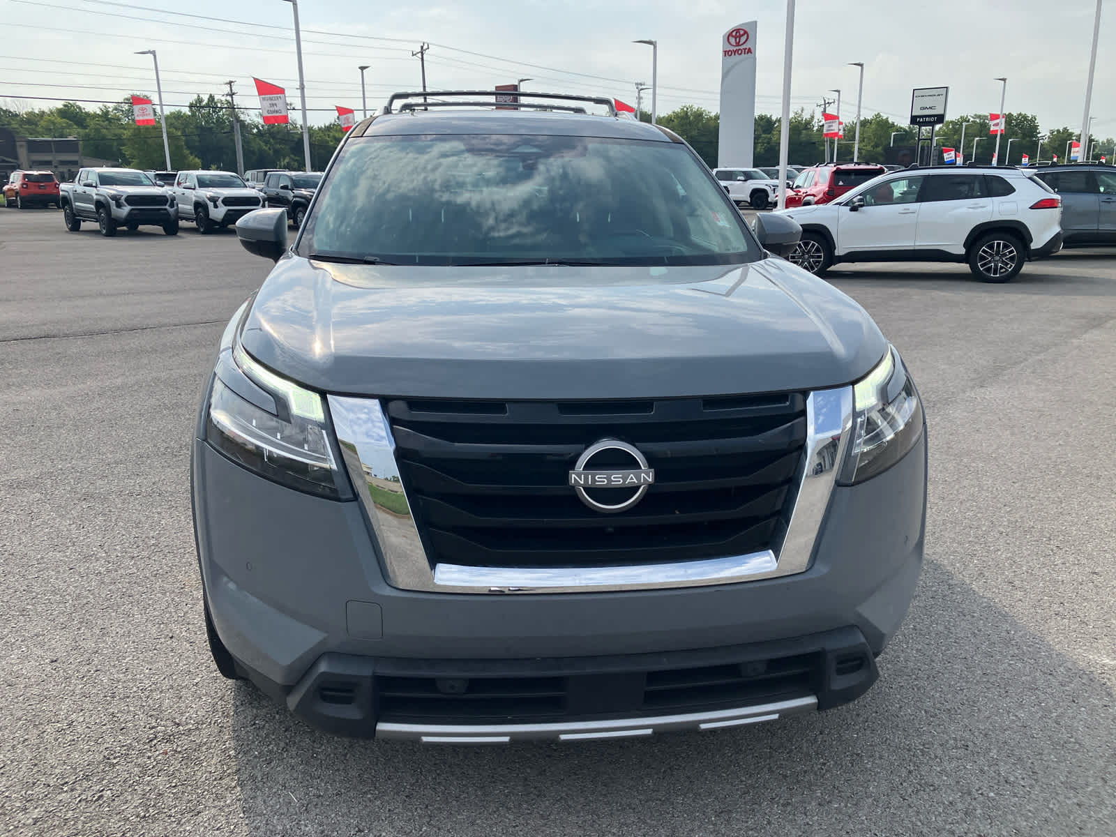 2023 Nissan Pathfinder photo 2 of 39
