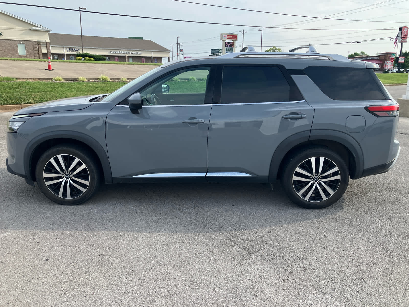 2023 Nissan Pathfinder photo 4 of 39