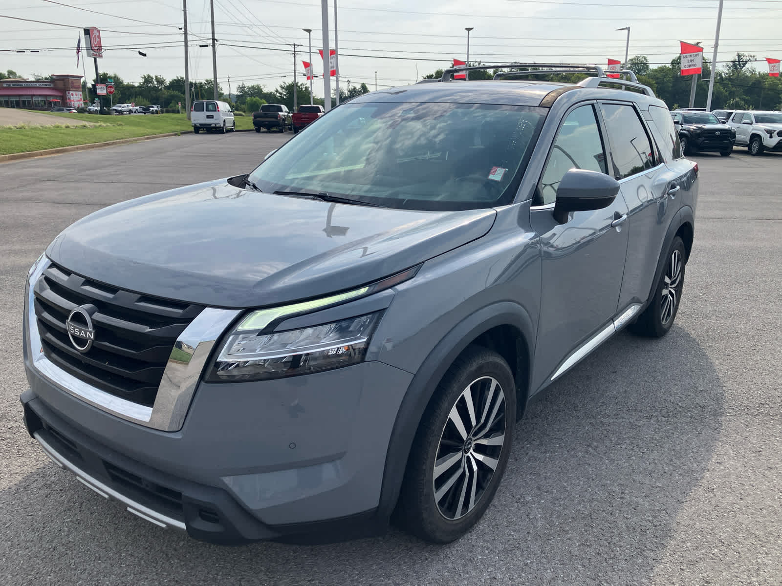 2023 Nissan Pathfinder photo 3 of 39