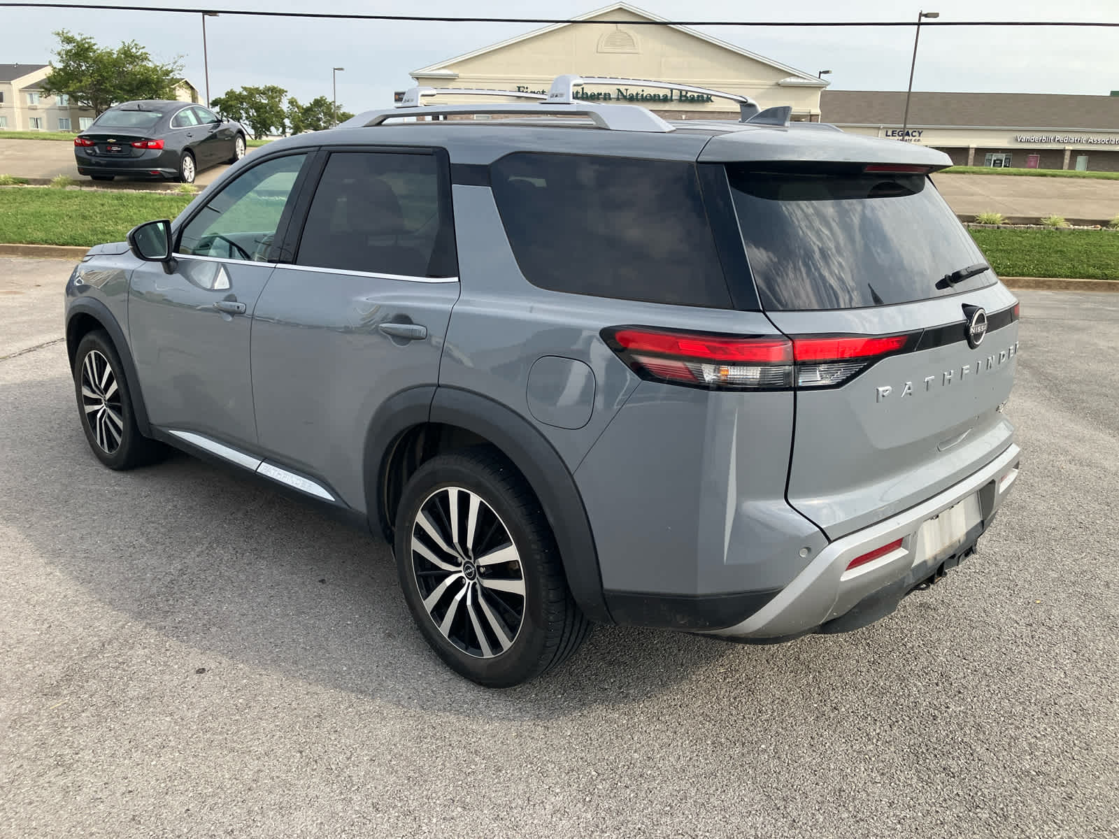 2023 Nissan Pathfinder photo 5 of 39