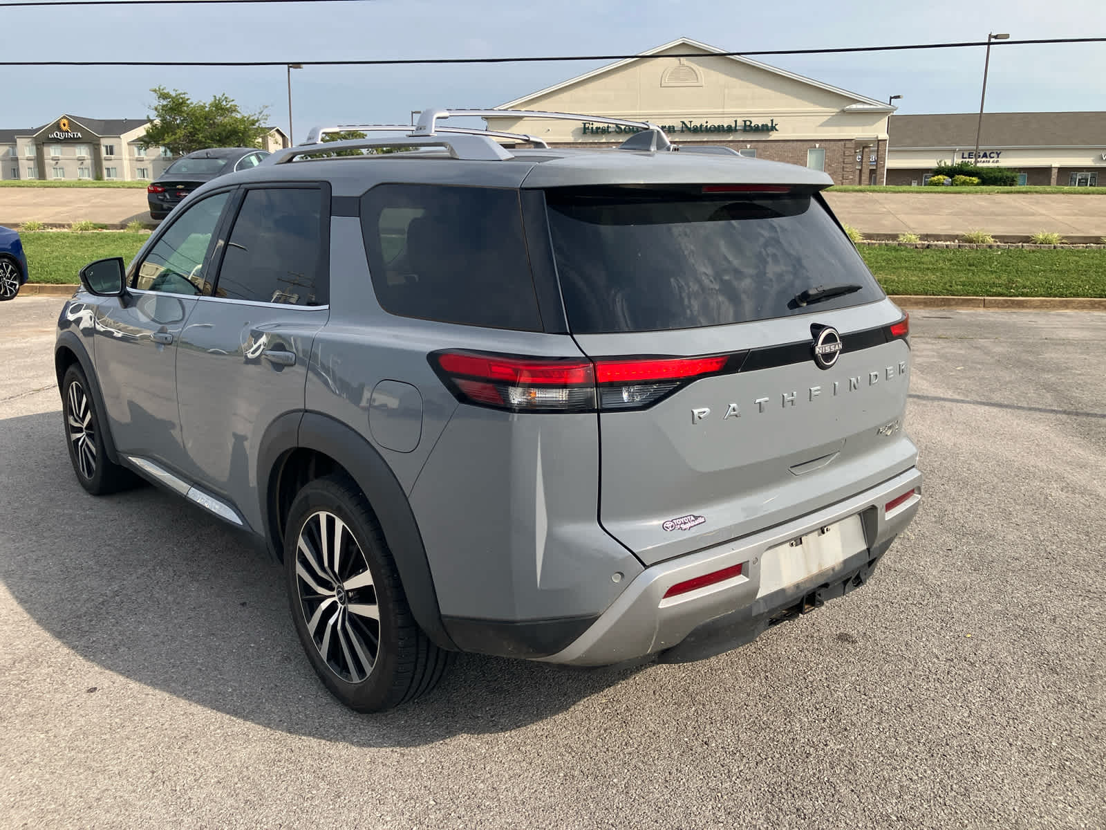 2023 Nissan Pathfinder photo 6 of 39
