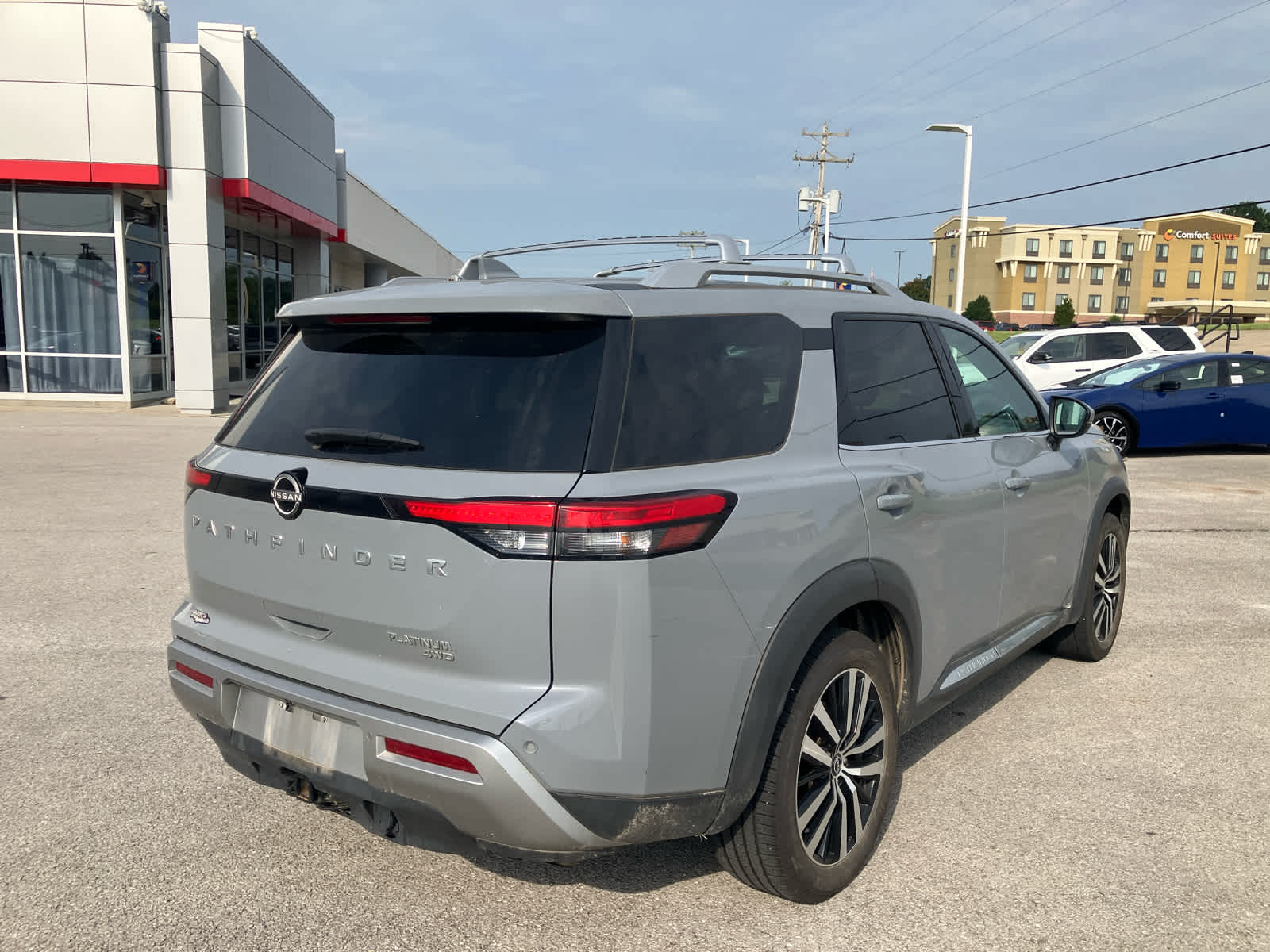 2023 Nissan Pathfinder photo 8 of 39