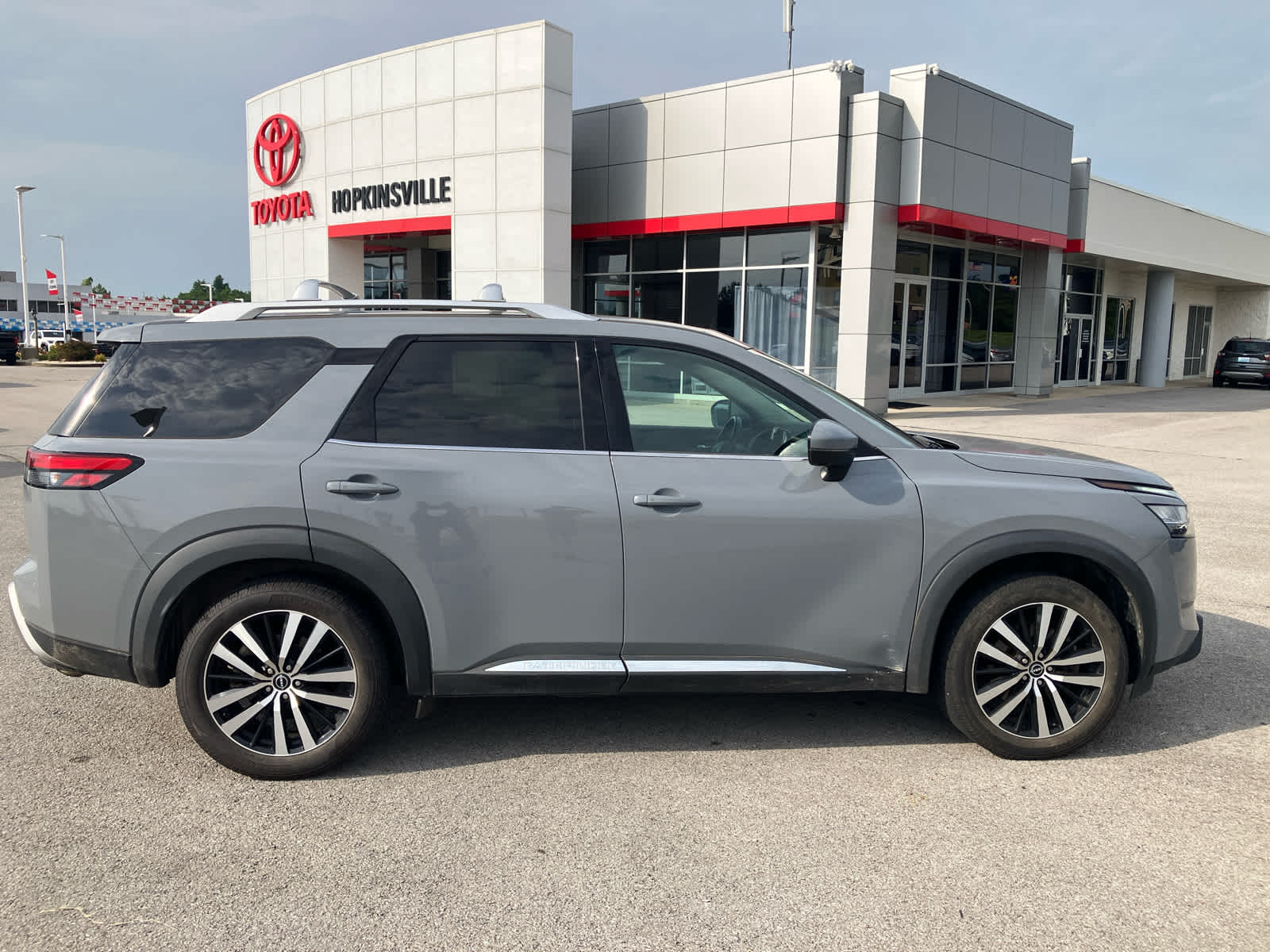 2023 Nissan Pathfinder photo 9 of 39