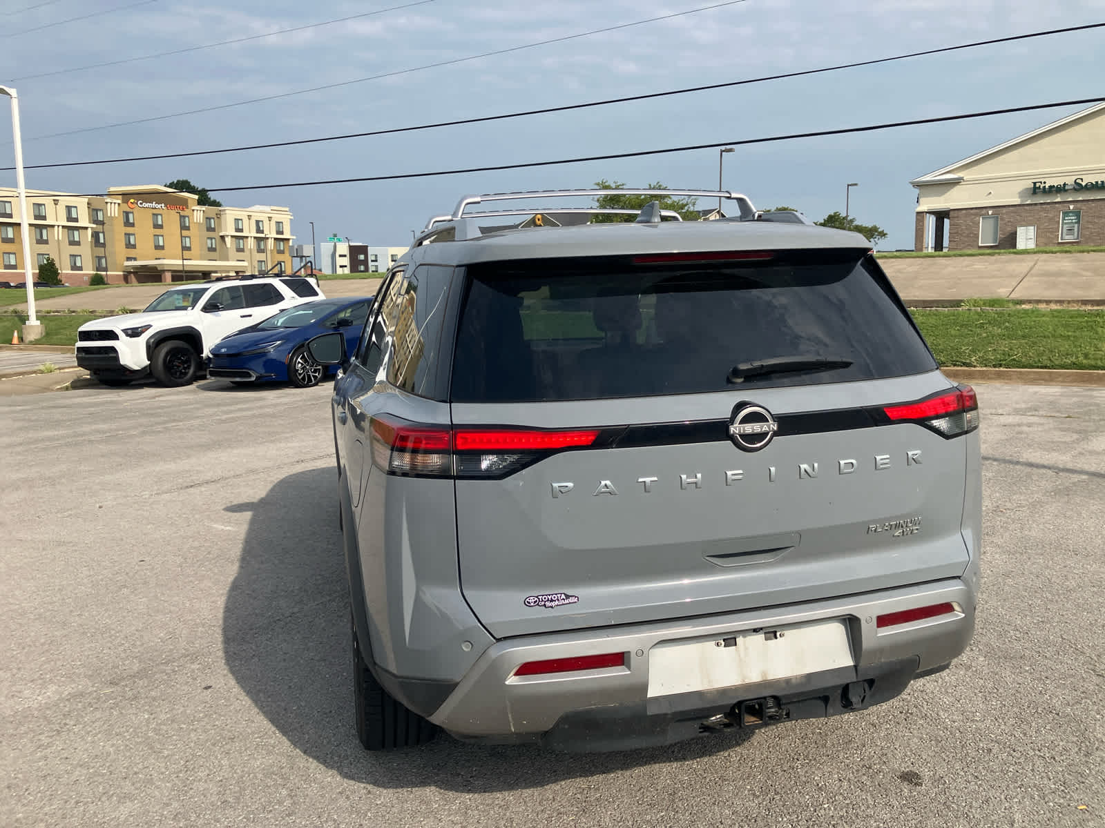 2023 Nissan Pathfinder photo 7 of 39