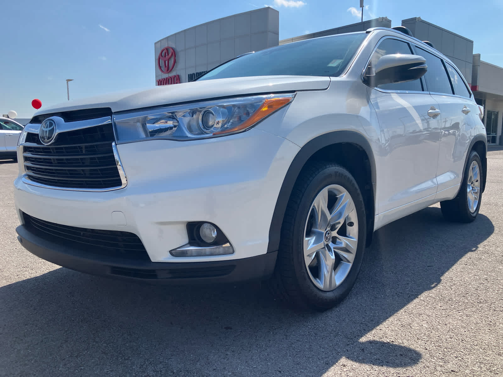 2016 Toyota Highlander photo 3 of 35