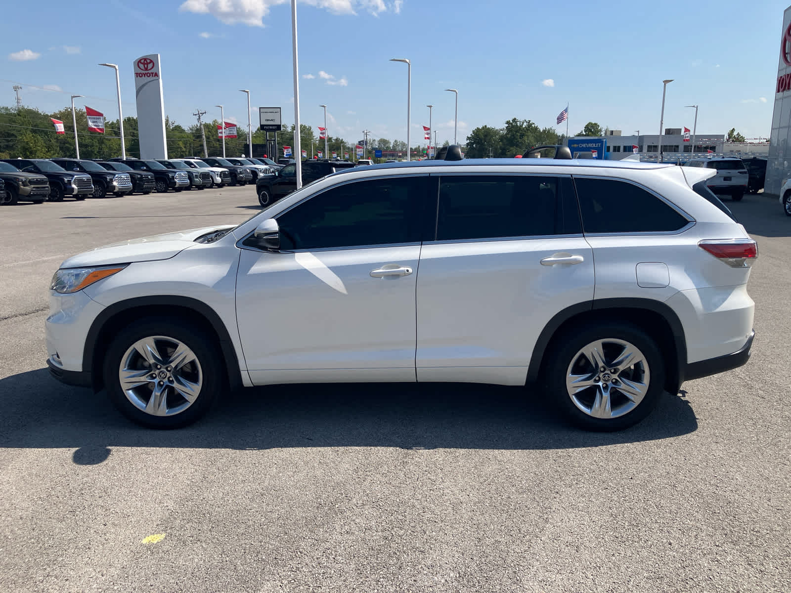 2016 Toyota Highlander photo 4 of 35