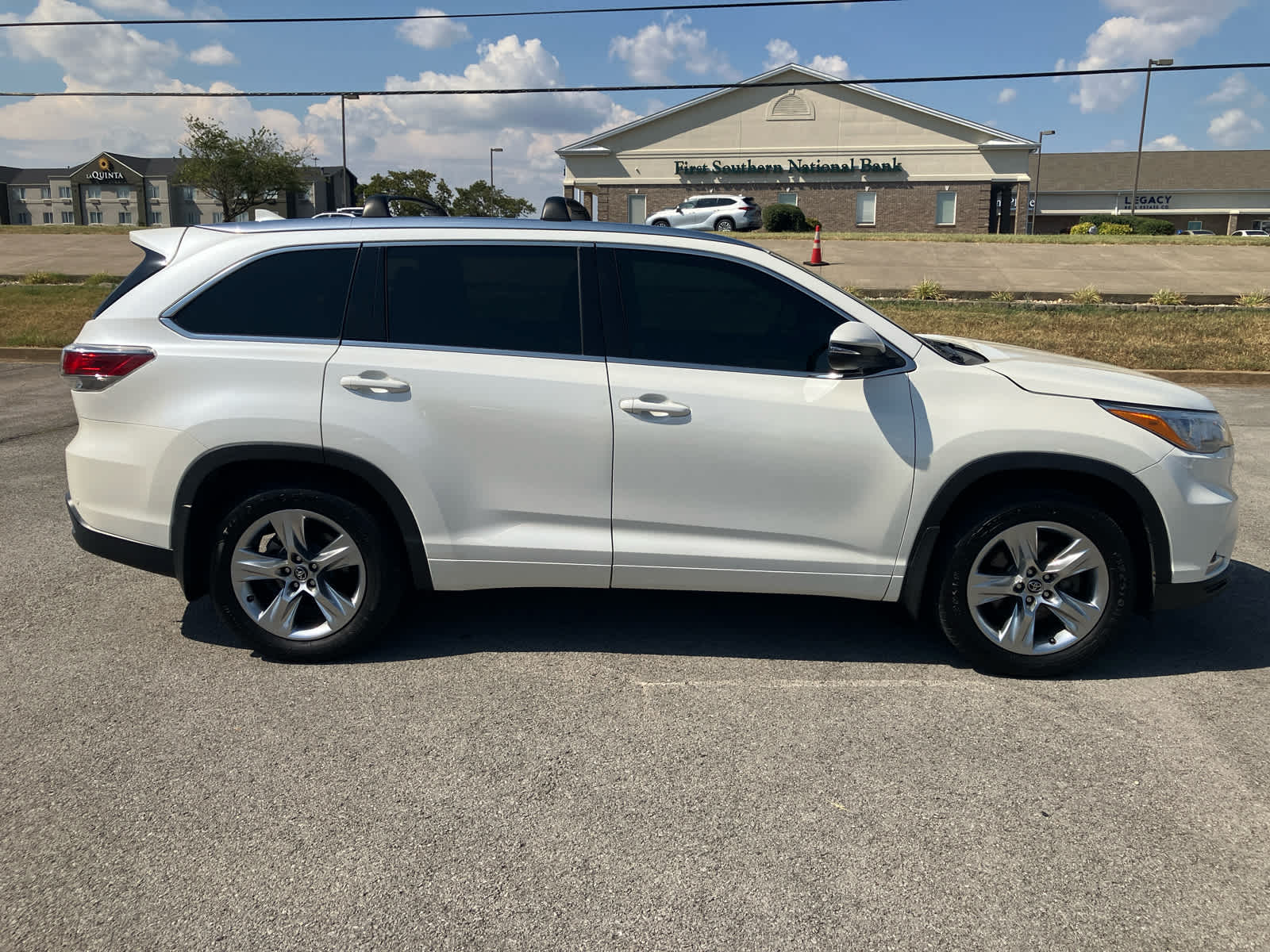 2016 Toyota Highlander photo 8 of 35