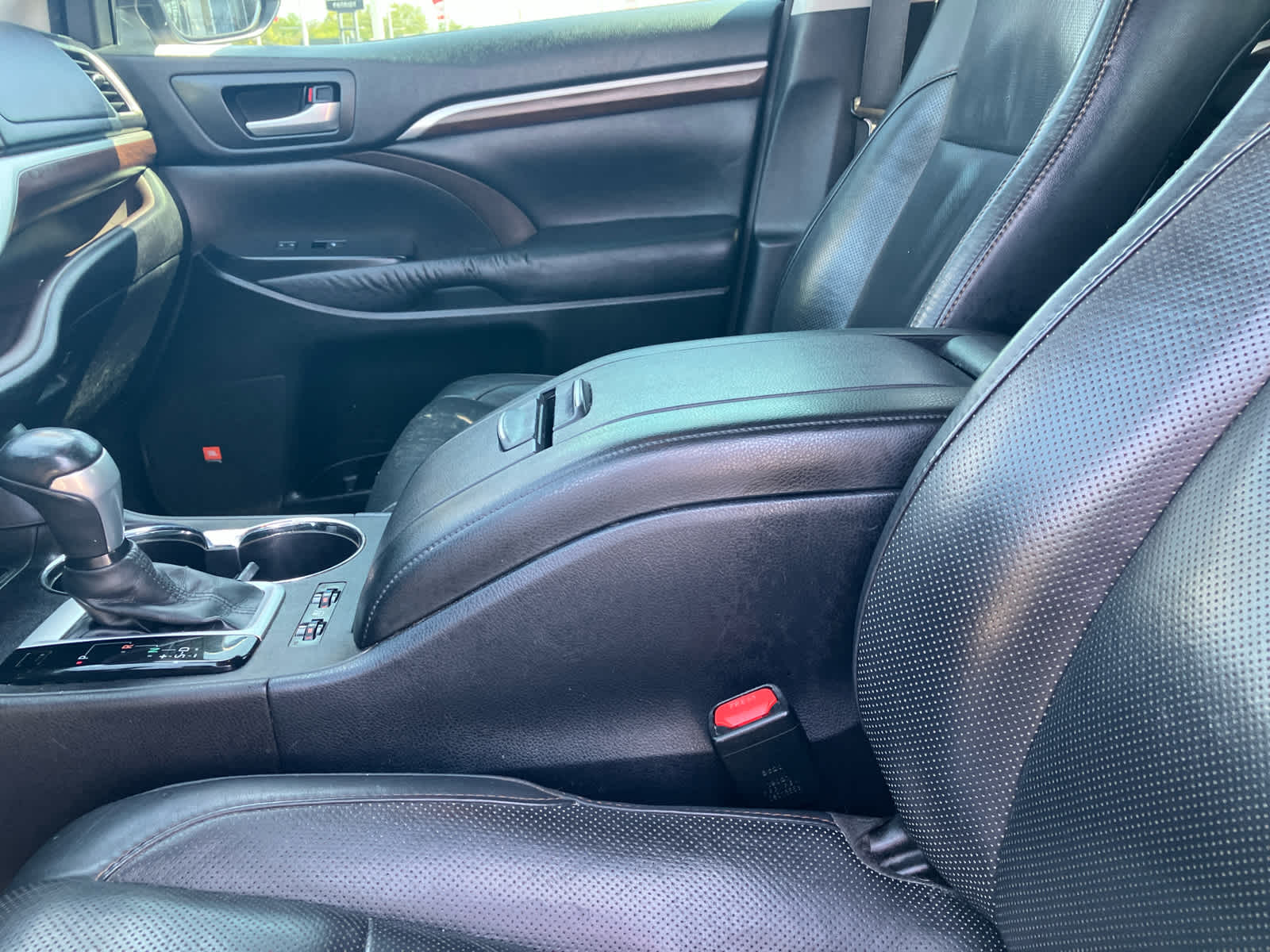 2016 Toyota Highlander photo 10 of 35