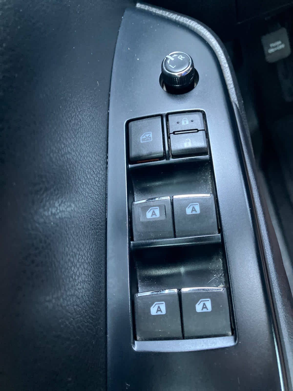 2016 Toyota Highlander photo 12 of 35