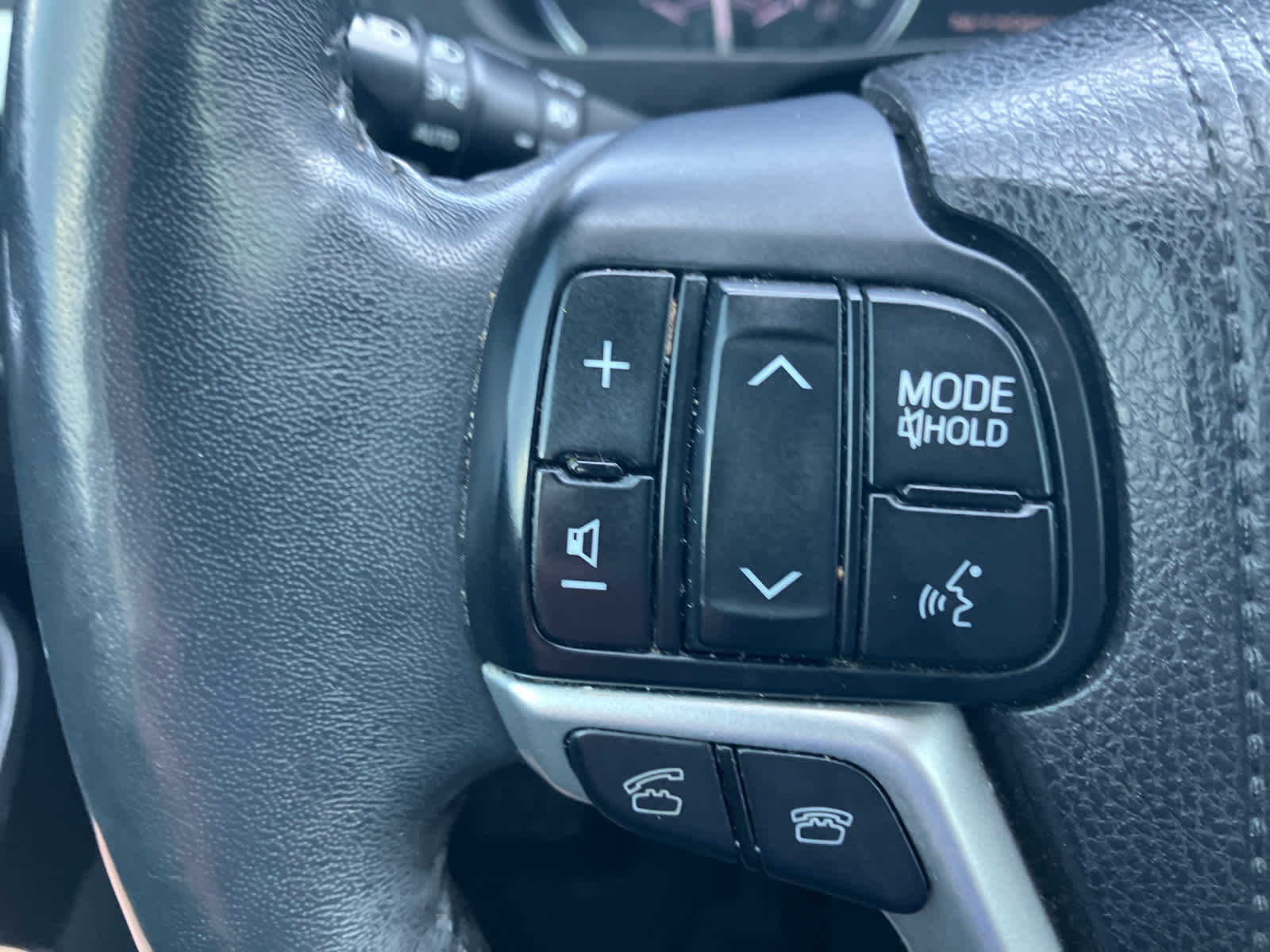 2016 Toyota Highlander photo 17 of 35