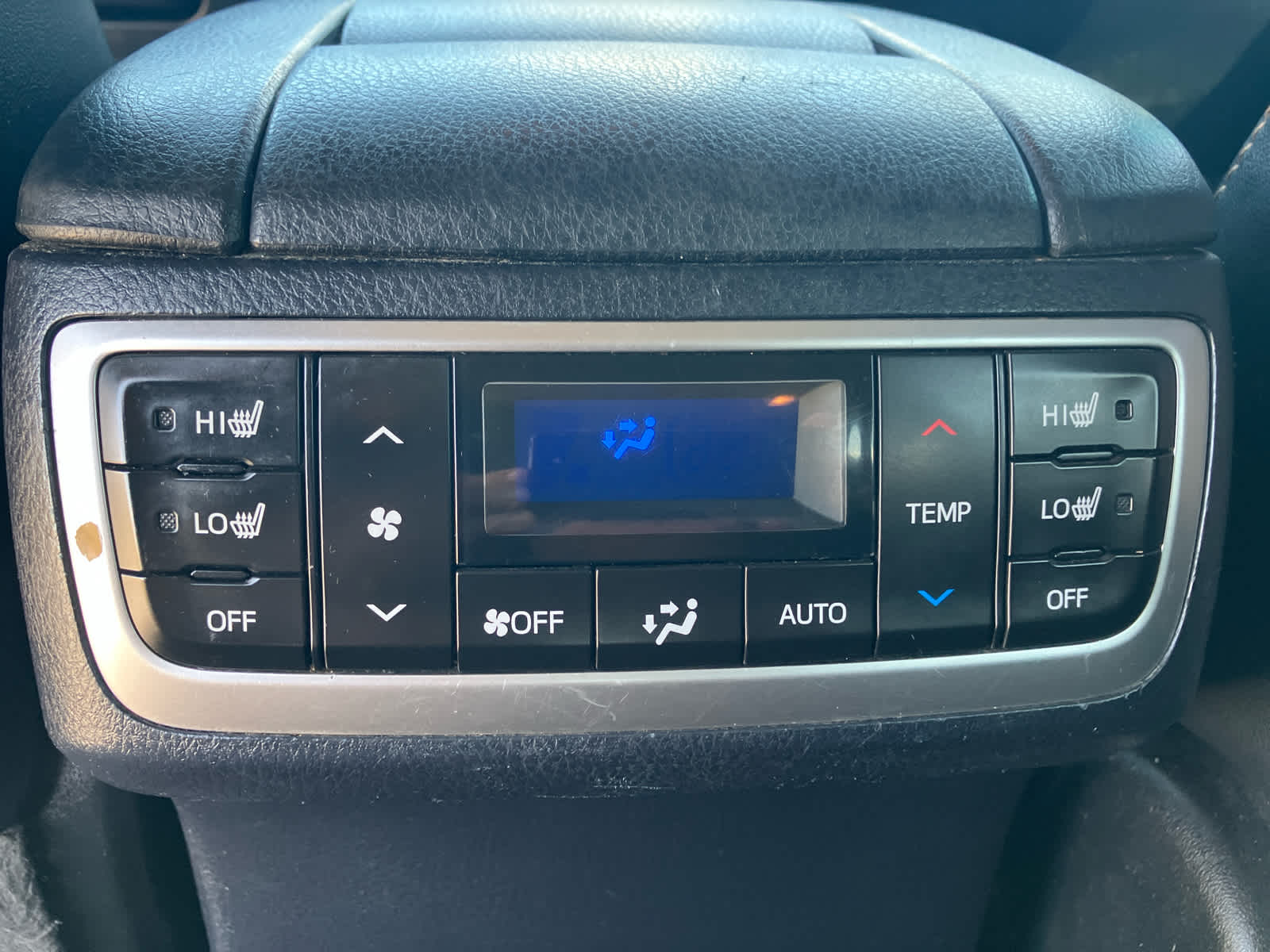 2016 Toyota Highlander photo 33 of 35