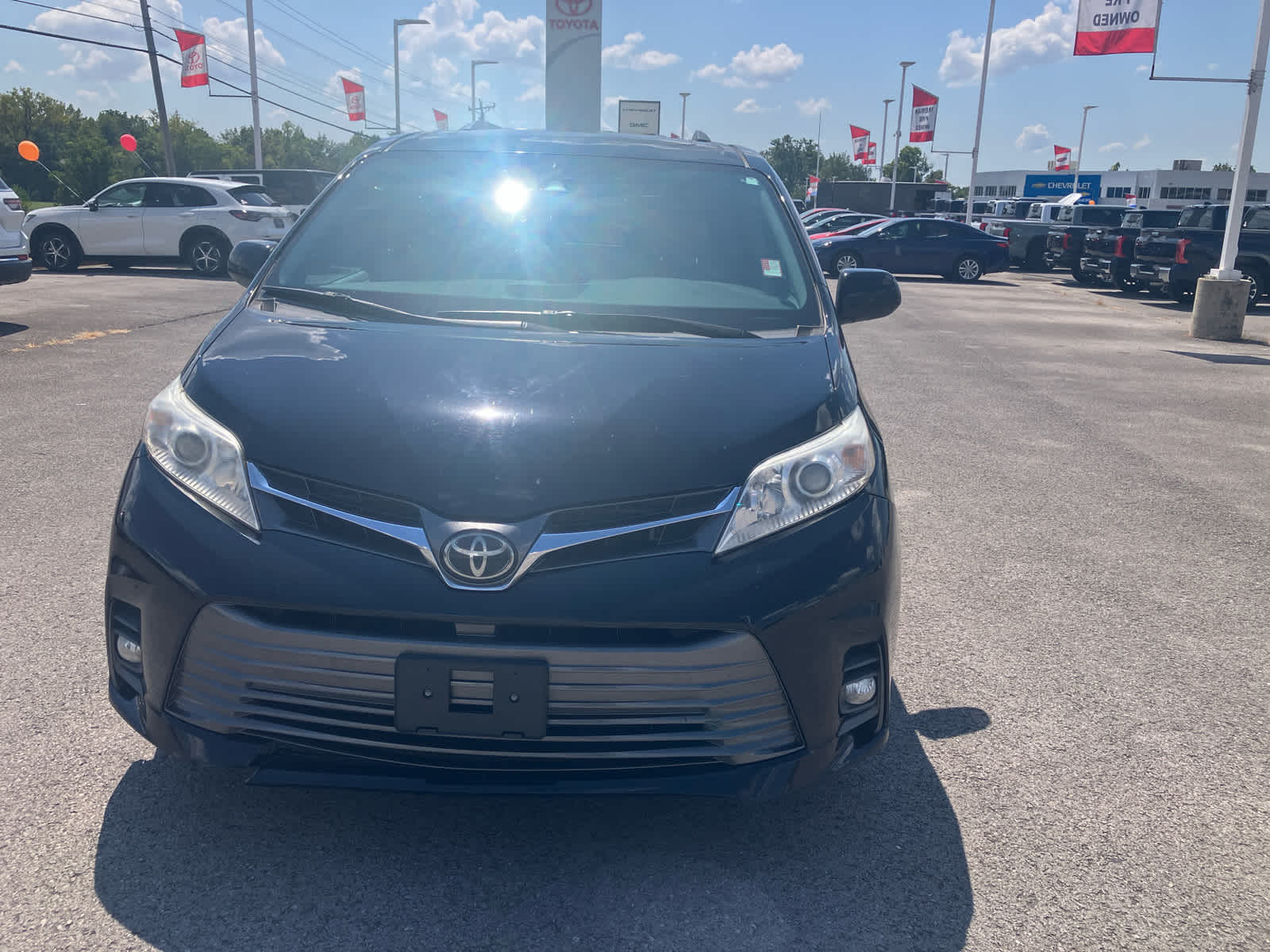 2020 Toyota Sienna photo 2 of 31
